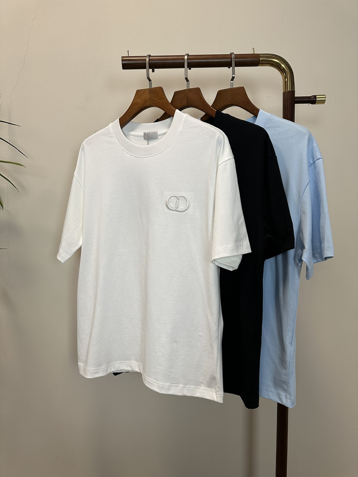 NO:423419,(Supports after-sales service after-sales service after-sales service) DIOR 2025 new round neck short-sleeved T-shirt high-end version!  Customized fabrics for counters are breathable and comfortable, with impeccable details, and the brand element design concept reflects high quality. The feel is delicate and soft!  It is casually cut, with a great upper body style!  S-XL,,dior,dior,T-shirt,tees,t-shirt,alexander wang19860909（支持年后售后） DIOR 迪奥2025新款 圆领 短袖 T恤 高端版本！专柜定制面料 透气舒适度高,细节无可挑剔,品牌元素设计理念,体现高品质.手感细腻柔软！呈现休闲裁剪,上身版型超赞！ 码数S- XL,,dior,dior,T-shirt,tees，t-shirt,alexander wang,Men's clothing