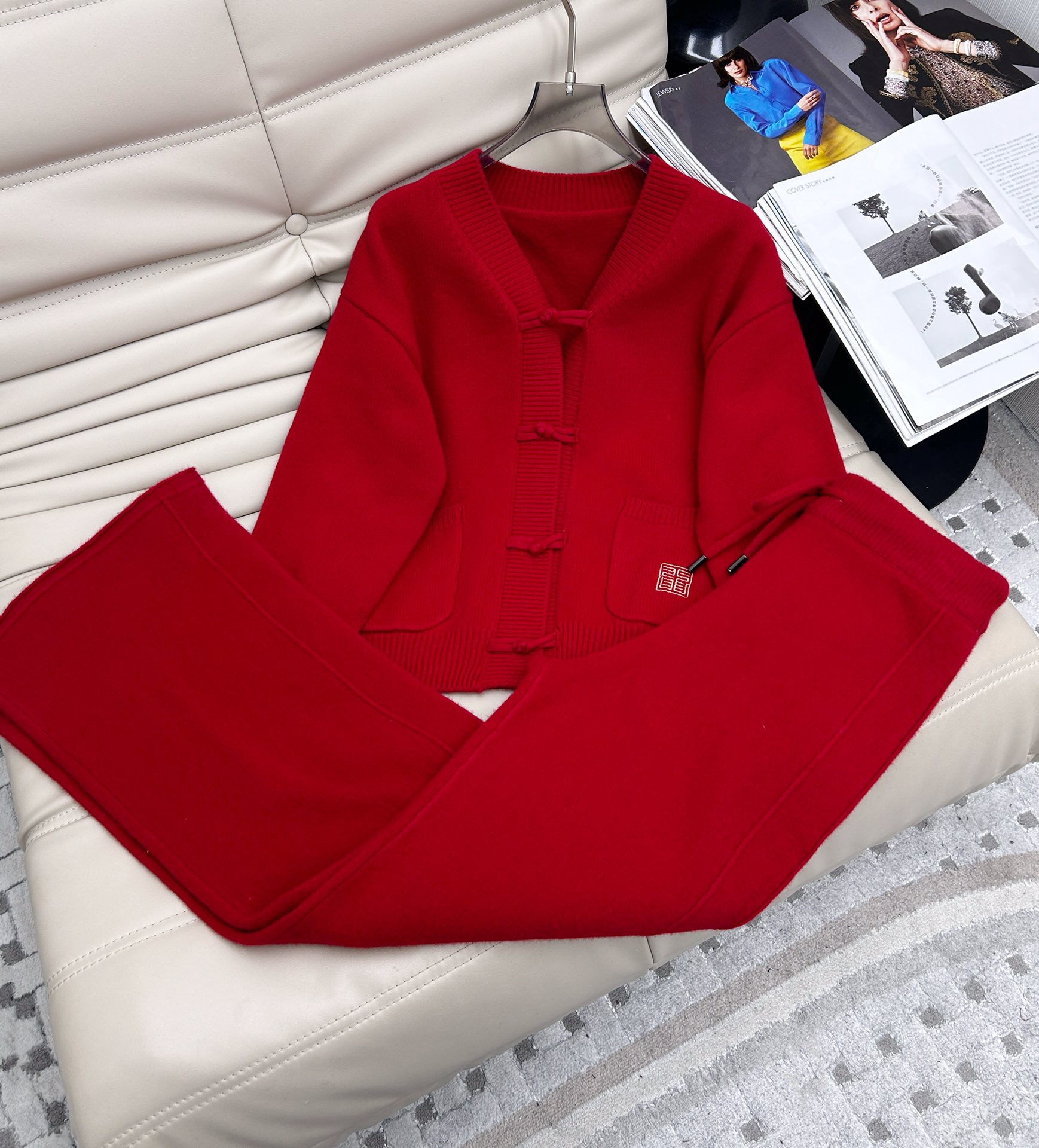 NO:294568,——New wool button set, temperament retro trousers, high-waisted trousers, two-piece set. Imported wool fabric. Soft and warm. All-match style. Two-color SML,,alexander wang19860909——新款 羊毛纽扣套装,气质复古盘扣上衣高腰长裤 两件套.进口羊毛面料.柔软保暖.百搭款.两色SML,,alexander wang,Women's clothing