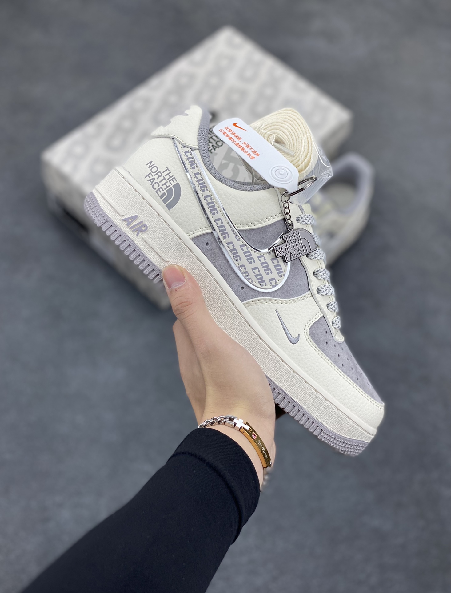 NIke Air Force 1 \’07 Low “北面联名–CDG米灰勾”空军一号 低帮 运动鞋 休闲鞋 折边针车 工艺难度大 原楦头原纸板 原装鞋盒 定制五金配件 内置全掌气垫 原厂鞋底 货号:BB7518-014 尺码:36 36.5 37.5 38 38.5 39 40 40.5 41 42 42.5 43 44 44.5 45-选品中心