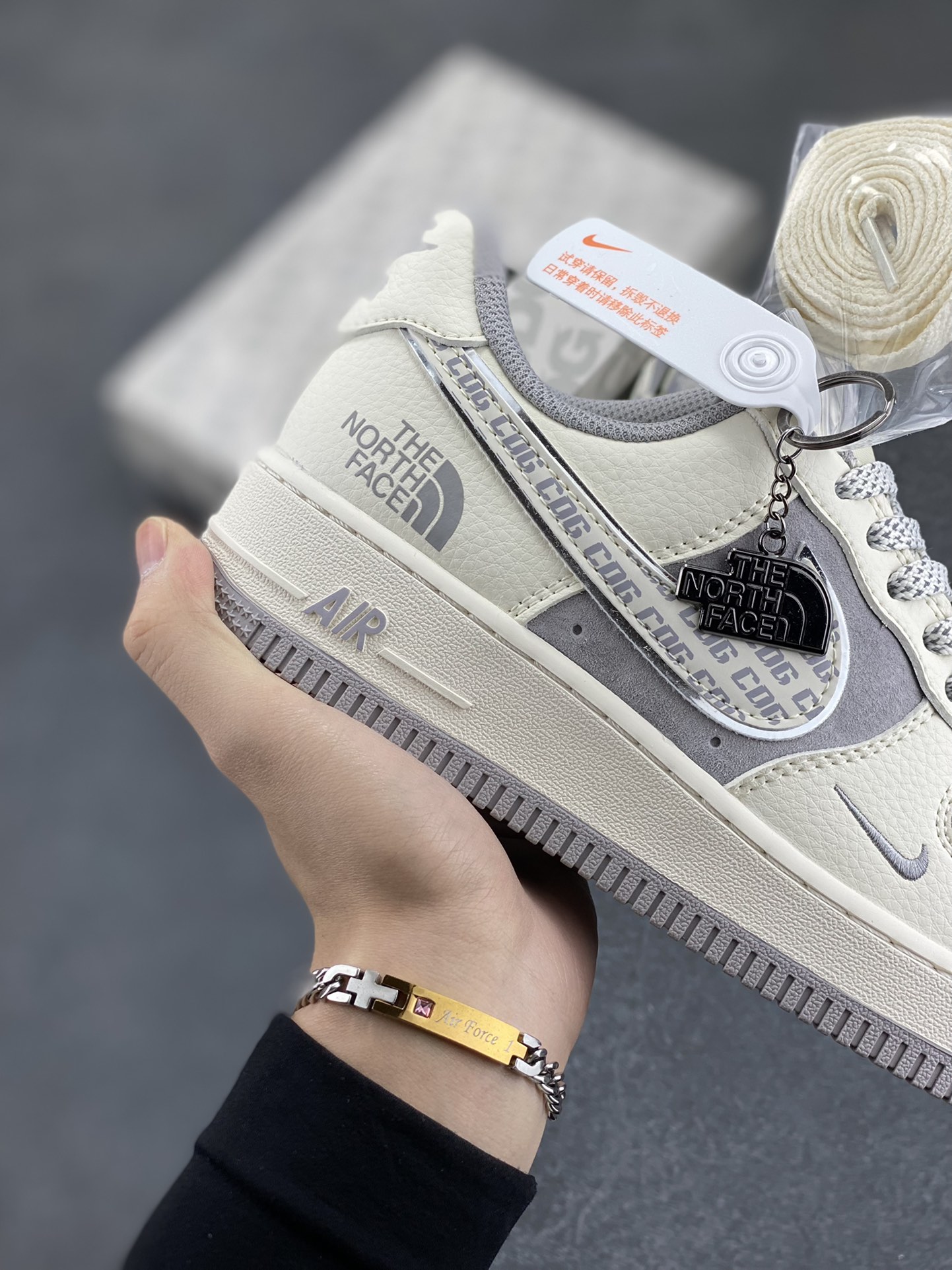 图片[6]-NIke Air Force 1 \’07 Low “北面联名–CDG米灰勾”空军一号 低帮 运动鞋 休闲鞋 折边针车 工艺难度大 原楦头原纸板 原装鞋盒 定制五金配件 内置全掌气垫 原厂鞋底 货号：BB7518-014 尺码：36 36.5 37.5 38 38.5 39 40 40.5 41 42 42.5 43 44 44.5 45-选品中心