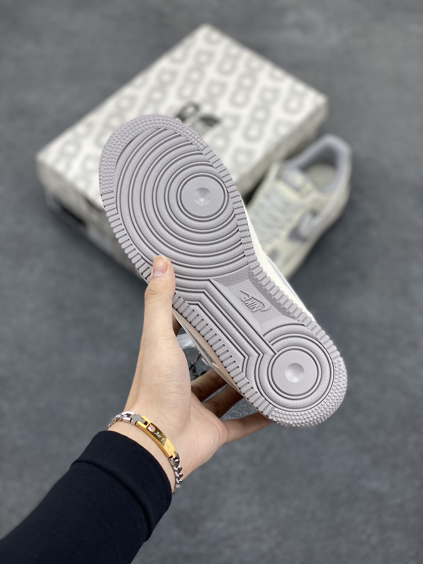 图片[5]-NIke Air Force 1 \’07 Low “北面联名–CDG米灰勾”空军一号 低帮 运动鞋 休闲鞋 折边针车 工艺难度大 原楦头原纸板 原装鞋盒 定制五金配件 内置全掌气垫 原厂鞋底 货号：BB7518-014 尺码：36 36.5 37.5 38 38.5 39 40 40.5 41 42 42.5 43 44 44.5 45-选品中心