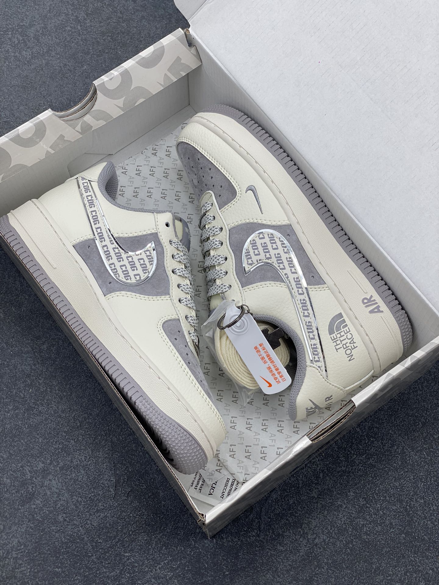图片[9]-NIke Air Force 1 \’07 Low “北面联名–CDG米灰勾”空军一号 低帮 运动鞋 休闲鞋 折边针车 工艺难度大 原楦头原纸板 原装鞋盒 定制五金配件 内置全掌气垫 原厂鞋底 货号：BB7518-014 尺码：36 36.5 37.5 38 38.5 39 40 40.5 41 42 42.5 43 44 44.5 45-选品中心