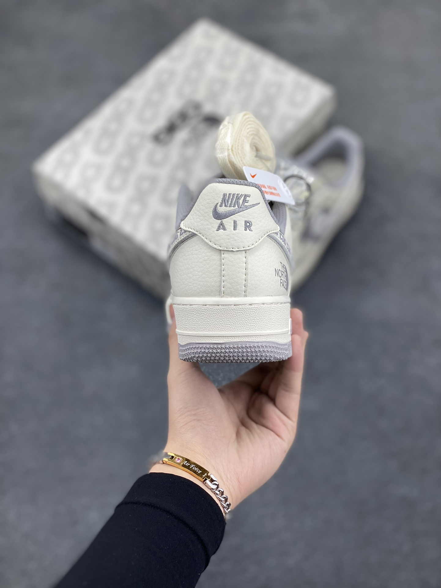 图片[4]-NIke Air Force 1 \’07 Low “北面联名–CDG米灰勾”空军一号 低帮 运动鞋 休闲鞋 折边针车 工艺难度大 原楦头原纸板 原装鞋盒 定制五金配件 内置全掌气垫 原厂鞋底 货号：BB7518-014 尺码：36 36.5 37.5 38 38.5 39 40 40.5 41 42 42.5 43 44 44.5 45-选品中心