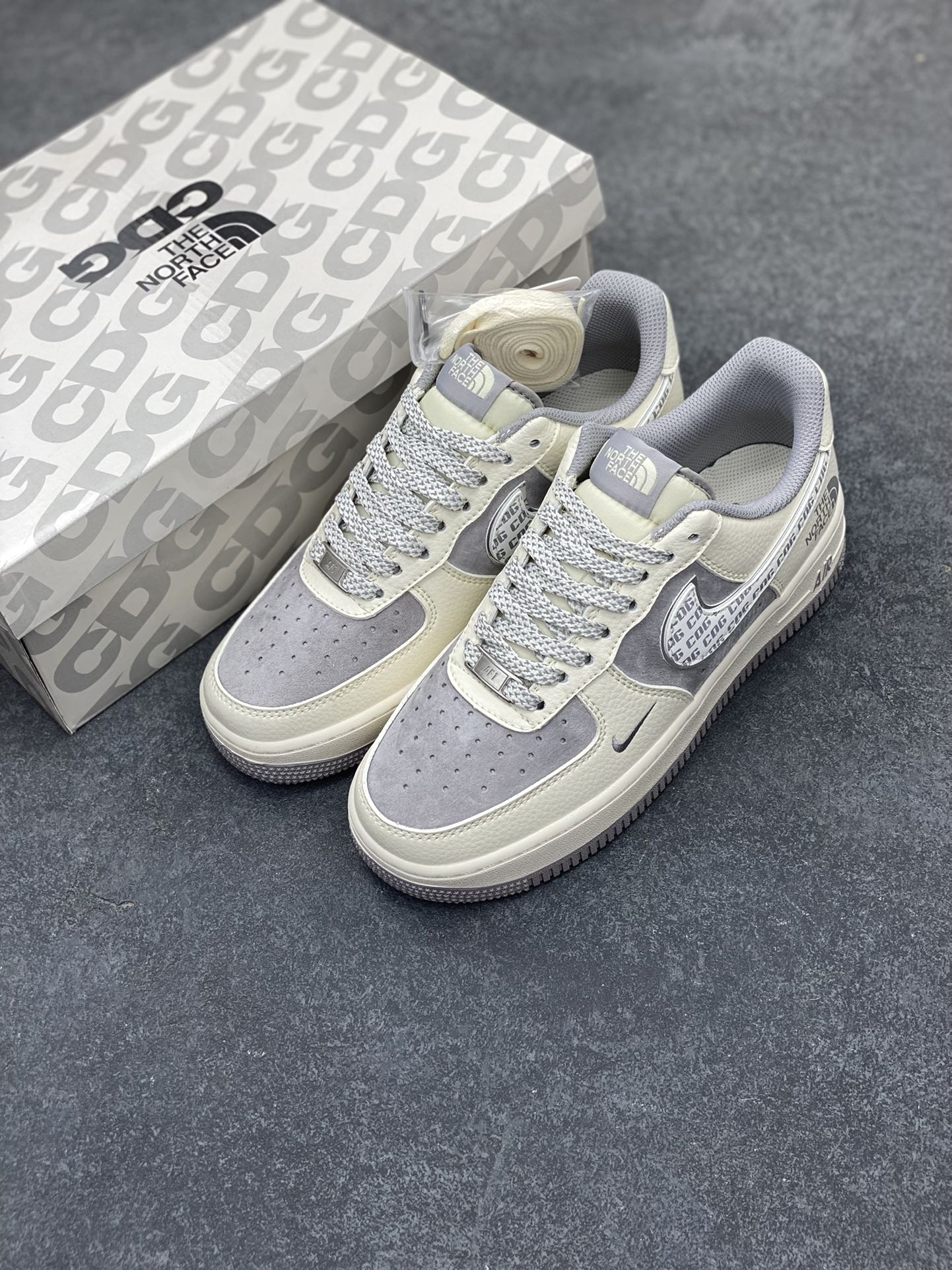 图片[8]-NIke Air Force 1 \’07 Low “北面联名–CDG米灰勾”空军一号 低帮 运动鞋 休闲鞋 折边针车 工艺难度大 原楦头原纸板 原装鞋盒 定制五金配件 内置全掌气垫 原厂鞋底 货号：BB7518-014 尺码：36 36.5 37.5 38 38.5 39 40 40.5 41 42 42.5 43 44 44.5 45-选品中心