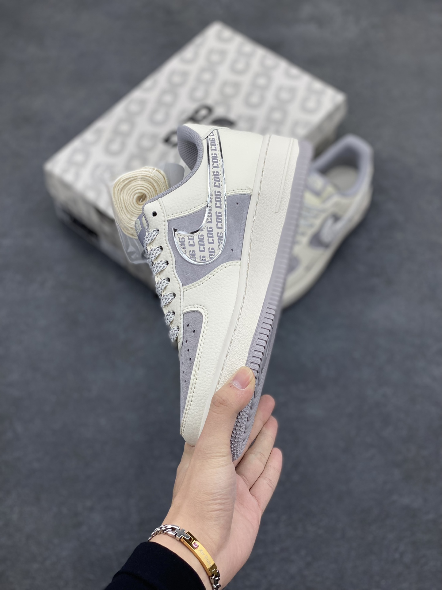 图片[3]-NIke Air Force 1 \’07 Low “北面联名–CDG米灰勾”空军一号 低帮 运动鞋 休闲鞋 折边针车 工艺难度大 原楦头原纸板 原装鞋盒 定制五金配件 内置全掌气垫 原厂鞋底 货号：BB7518-014 尺码：36 36.5 37.5 38 38.5 39 40 40.5 41 42 42.5 43 44 44.5 45-选品中心