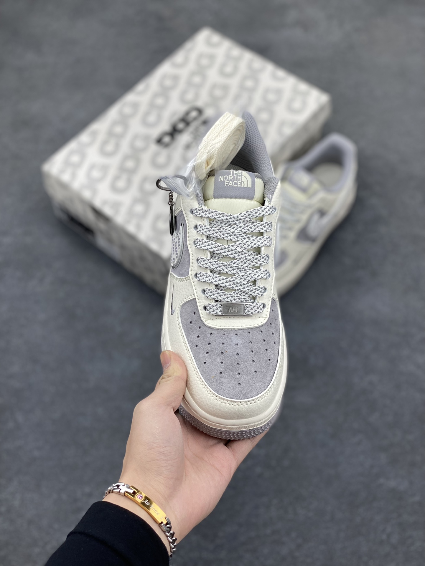 图片[2]-NIke Air Force 1 \’07 Low “北面联名–CDG米灰勾”空军一号 低帮 运动鞋 休闲鞋 折边针车 工艺难度大 原楦头原纸板 原装鞋盒 定制五金配件 内置全掌气垫 原厂鞋底 货号：BB7518-014 尺码：36 36.5 37.5 38 38.5 39 40 40.5 41 42 42.5 43 44 44.5 45-选品中心