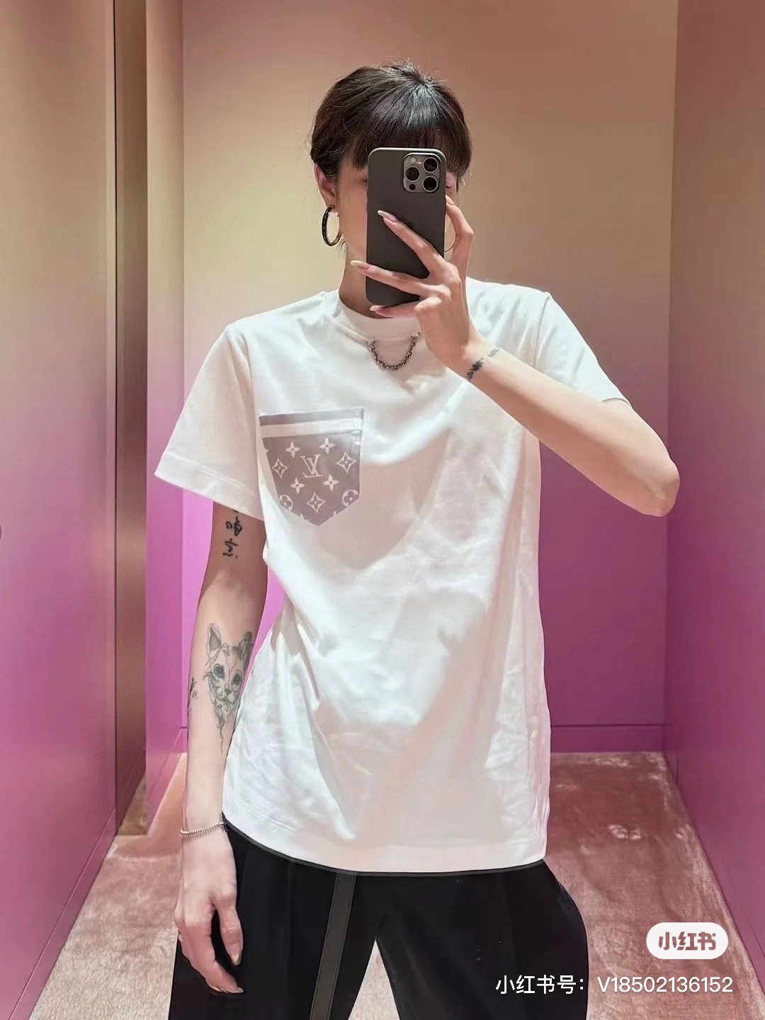 NO:295669,Model number D24123184 LOUIS*Dujia LV new custom presbyterian logo printed pocket gold chain decoration fashionable versatile slim round neck short-sleeved T-shirt top!  White, (M size bust 88, sleeve length 18, clothing length 67, louis vuitton, louis vuitton, louis vuitton, louis vuitton, louis vuitton, T-shirt,tees, t-shirt,alexander wang19860909款号D24123184 LOUIS*驴家LV新款定制老花logo印花口袋金色链条装饰时尚百搭修身圆领短袖t恤上衣！白色,（M码胸围88,袖长18,衣长67,,louis vuitton,louis vuitton,louis vuitton,louis vuitton,T-shirt,tees，t-shirt,alexander wang,Women's clothing