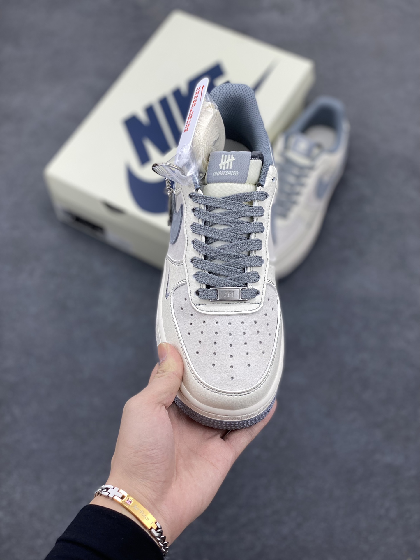 图片[2]-NIke Air Force 1 \’07 Low “UN联名–猪八米灰线”空军一号 低帮 运动鞋 休闲鞋 折边针车 工艺难度大 原楦头原纸板 原装鞋盒 定制五金配件 内置全掌气垫 原厂鞋底 货号：BB7518-018 尺码：36 36.5 37.5 38 38.5 39 40 40.5 41 42 42.5 43 44 44.5 45-选品中心