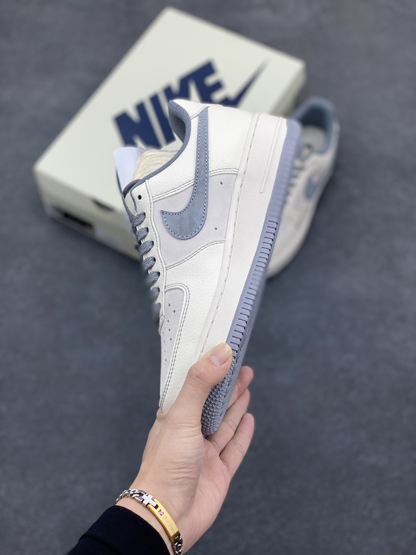 图片[3]-NIke Air Force 1 \’07 Low “UN联名–猪八米灰线”空军一号 低帮 运动鞋 休闲鞋 折边针车 工艺难度大 原楦头原纸板 原装鞋盒 定制五金配件 内置全掌气垫 原厂鞋底 货号：BB7518-018 尺码：36 36.5 37.5 38 38.5 39 40 40.5 41 42 42.5 43 44 44.5 45-选品中心