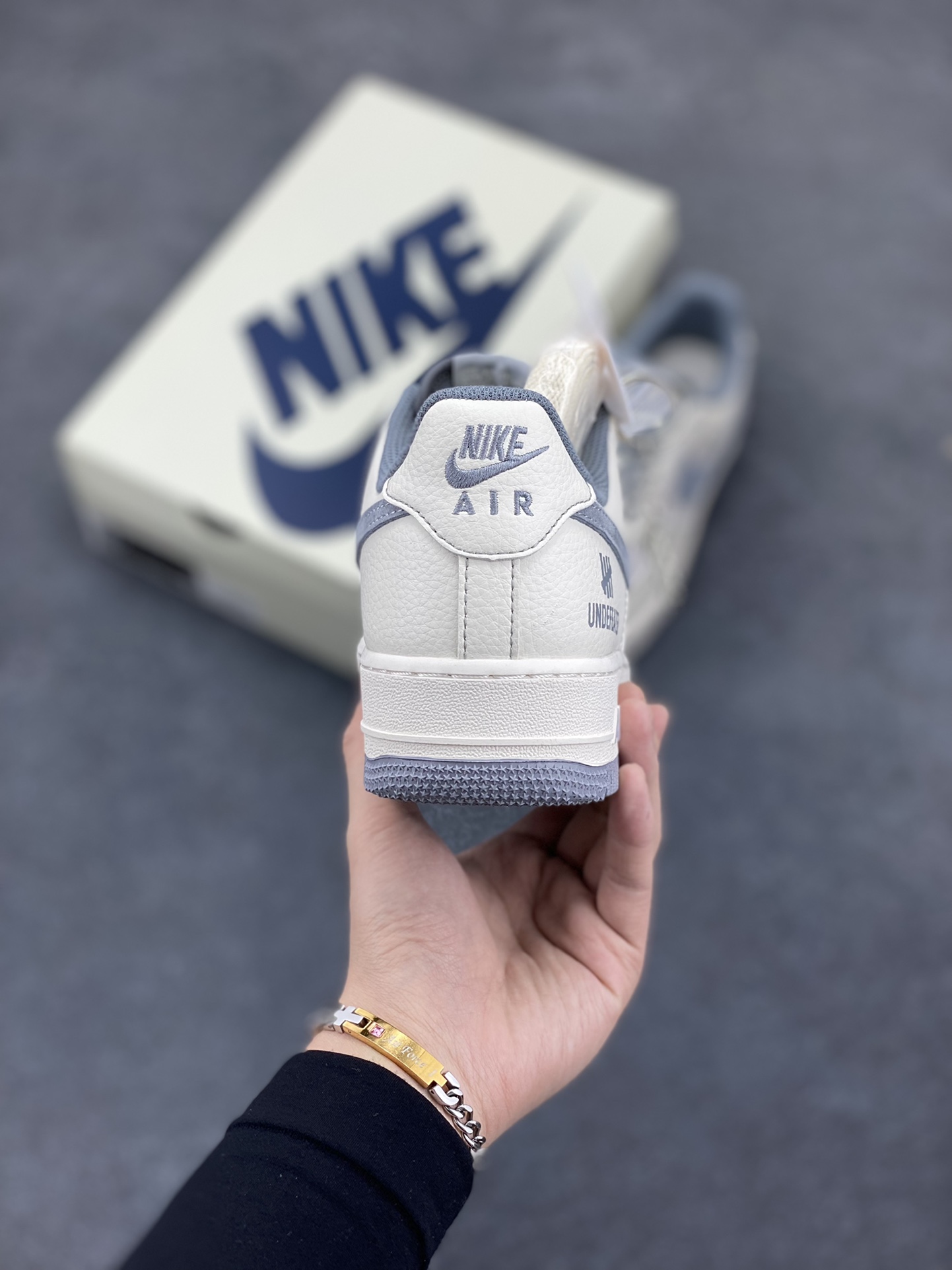 图片[4]-NIke Air Force 1 \’07 Low “UN联名–猪八米灰线”空军一号 低帮 运动鞋 休闲鞋 折边针车 工艺难度大 原楦头原纸板 原装鞋盒 定制五金配件 内置全掌气垫 原厂鞋底 货号：BB7518-018 尺码：36 36.5 37.5 38 38.5 39 40 40.5 41 42 42.5 43 44 44.5 45-选品中心