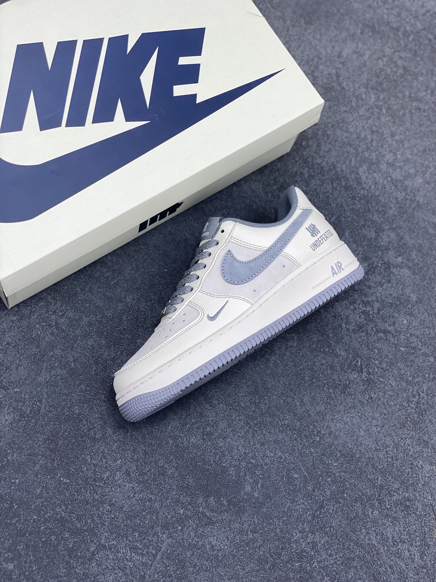 图片[7]-NIke Air Force 1 \’07 Low “UN联名–猪八米灰线”空军一号 低帮 运动鞋 休闲鞋 折边针车 工艺难度大 原楦头原纸板 原装鞋盒 定制五金配件 内置全掌气垫 原厂鞋底 货号：BB7518-018 尺码：36 36.5 37.5 38 38.5 39 40 40.5 41 42 42.5 43 44 44.5 45-选品中心