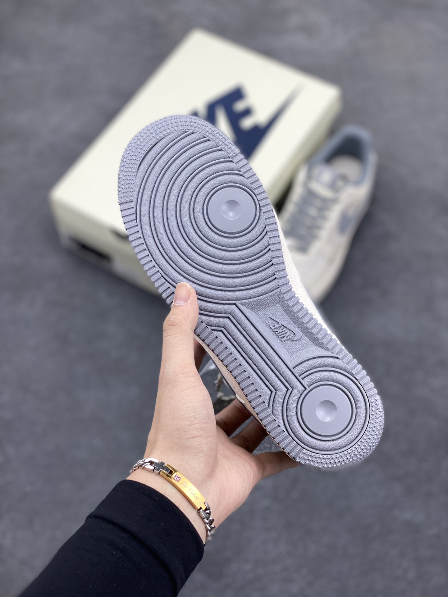 图片[5]-NIke Air Force 1 \’07 Low “UN联名–猪八米灰线”空军一号 低帮 运动鞋 休闲鞋 折边针车 工艺难度大 原楦头原纸板 原装鞋盒 定制五金配件 内置全掌气垫 原厂鞋底 货号：BB7518-018 尺码：36 36.5 37.5 38 38.5 39 40 40.5 41 42 42.5 43 44 44.5 45-选品中心