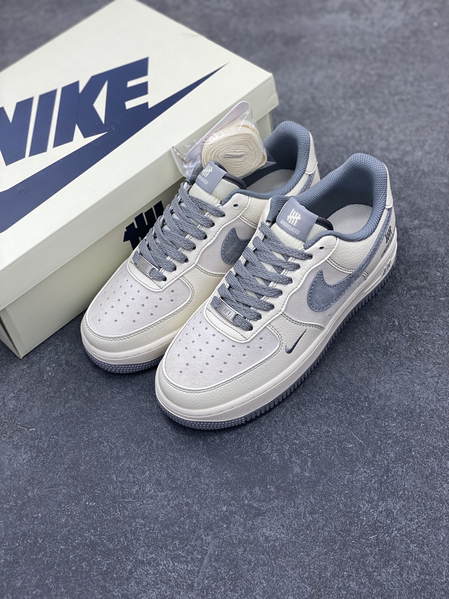 图片[8]-NIke Air Force 1 \’07 Low “UN联名–猪八米灰线”空军一号 低帮 运动鞋 休闲鞋 折边针车 工艺难度大 原楦头原纸板 原装鞋盒 定制五金配件 内置全掌气垫 原厂鞋底 货号：BB7518-018 尺码：36 36.5 37.5 38 38.5 39 40 40.5 41 42 42.5 43 44 44.5 45-选品中心
