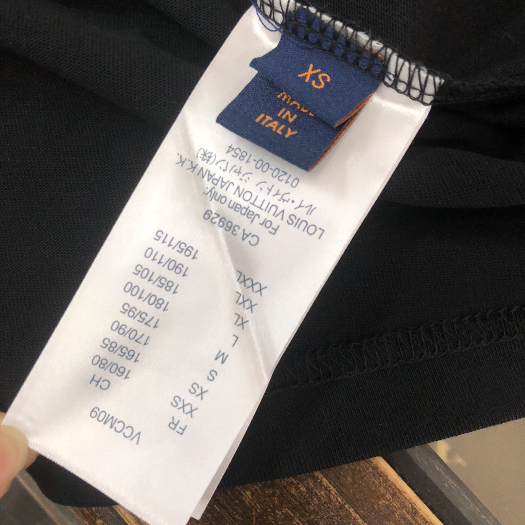 💰85 C✨Louis  vuitton/LV  25ss专柜同款圆领短袖T恤 ～情侣款～胸前特色品牌logo标志刺绣设计 简约大气～定制棉质面料 ～厚板立体！衣服偏厚使整体高透气和柔软性的质感更加凸显，饱满的棉质感引起极度舒适。高端人士必备单品，原厂辅料三标齐全！男女同款！
颜色：黑色 白色 
尺码：XS S M L（偏大版型！下单请报身高体重！）