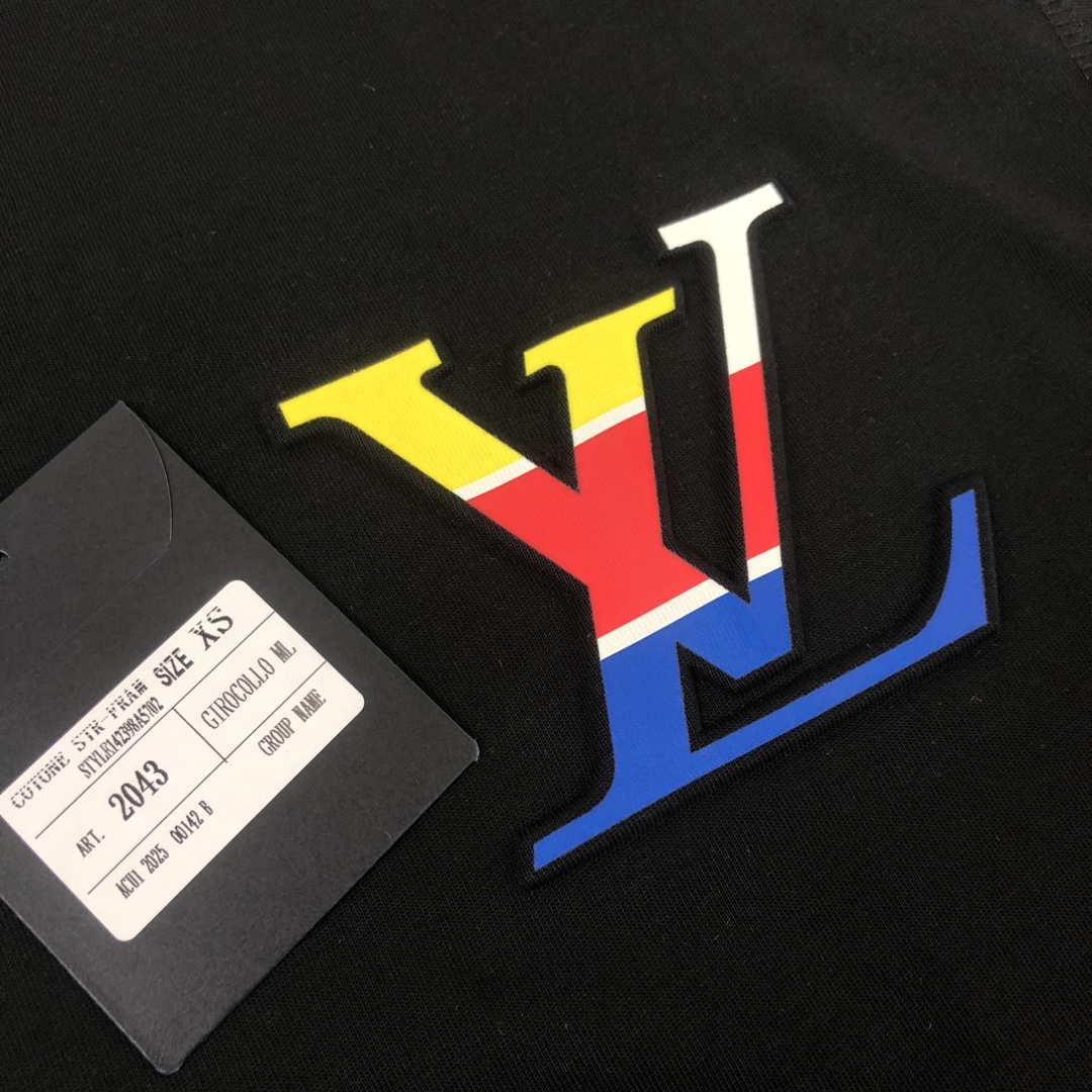 💰85 C✨Louis  vuitton/LV  25ss专柜同款圆领短袖T恤 ～情侣款～胸前特色品牌logo标志刺绣设计 简约大气～定制棉质面料 ～厚板立体！衣服偏厚使整体高透气和柔软性的质感更加凸显，饱满的棉质感引起极度舒适。高端人士必备单品，原厂辅料三标齐全！男女同款！
颜色：黑色 白色 
尺码：XS S M L（偏大版型！下单请报身高体重！）