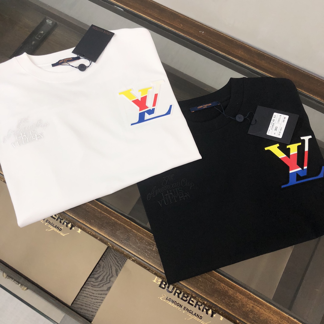💰85 C✨Louis  vuitton/LV  25ss专柜同款圆领短袖T恤 ～情侣款～胸前特色品牌logo标志刺绣设计 简约大气～定制棉质面料 ～厚板立体！衣服偏厚使整体高透气和柔软性的质感更加凸显，饱满的棉质感引起极度舒适。高端人士必备单品，原厂辅料三标齐全！男女同款！
颜色：黑色 白色 
尺码：XS S M L（偏大版型！下单请报身高体重！）