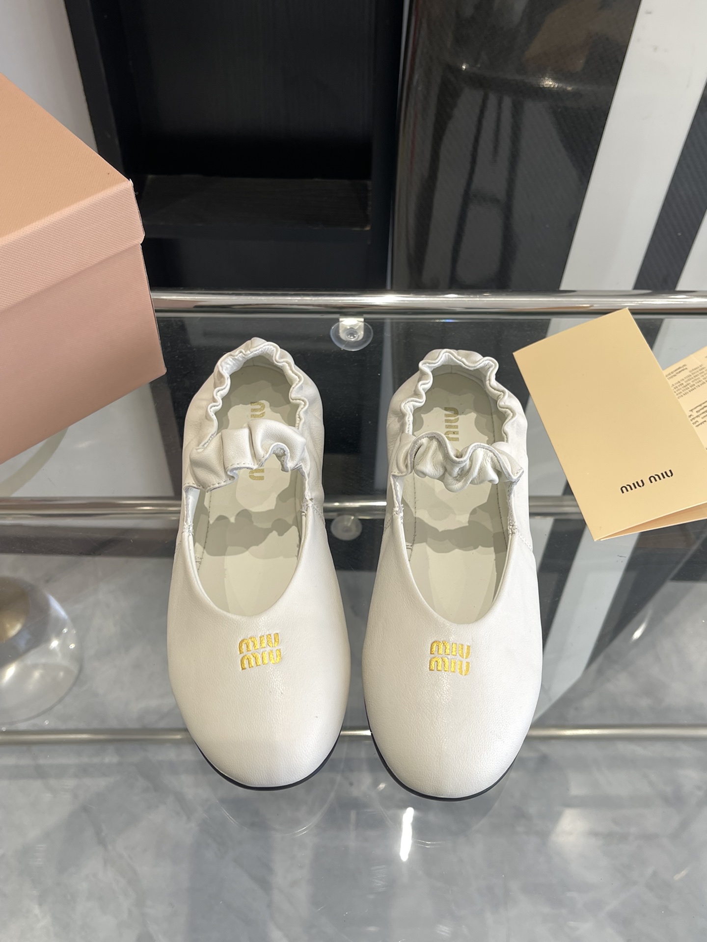 NO:129306,Miu Miu 25ss new spring and summer ballet shoes The Miao family integrates the agility of ballet into daily life. It uses modern brushstrokes to portray the classic outline of dance shoes!  Super soft sheepskin ballet shoes. Draw inspiration from classic Japanese shoes. Simple but not complicated, suitable for a variety of styles. Sporty and fashionable. Imported sheepskin upper, water-dyed sheepskin inner, original open mold latex outsole Size35-40 (40 customized, no return or exchange), ballet shoes, miumiu, sheepskin19860909Miu Miu 缪缪 25ss 春夏季新款 芭蕾舞鞋  缪家以芭蕾的灵动意韵融于日常. 以现代笔触刻画舞鞋经典轮廓！ 超软的绵羊皮质款芭蕾舞鞋. 从经典日式鞋履汲取灵感. 简而不繁适合多种造型. 步履之间灵动时髦. 鞋面进口绵羊皮 内里水染羊皮里 大底原版开模乳胶大底 Size35-40（40订做不退换）,芭蕾舞鞋,miumiu,sheepskin,Women's Shoes