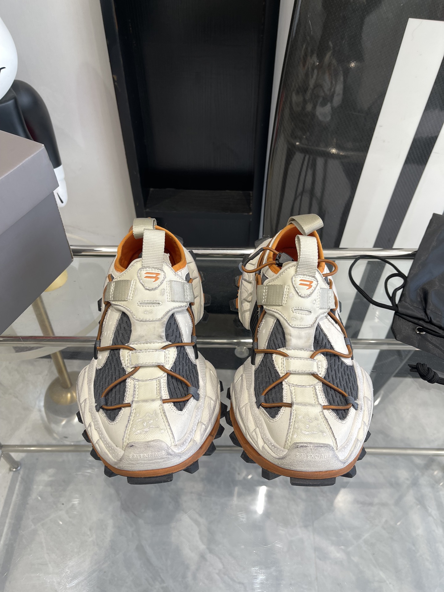 NO:129288,Men's size 20 Balenciaga Balenciaga hiking shoes Dad shoes Balenciag Paris Hike features include adjustable upper rope details, wide outsole texture and extended pointed toe design. The rope not only adds a layering to the upper, but also helps fix the shoes and makes the wear more stable. The upper adopts a demnant effect, presenting a heavy-duty appearance. This is also the recurring theme in the balenciaga dominated by demna. The sports-style b-shaped logo is located in the front protective area and can be matched with various loose floor pants. European and American celebrities. Celebrities. Internet celebrity girl. Big love style. Exquisite upper hand-sewing thread. Flush and soft. Skin-friendly and soft. Winter must-have. Fashionable but not overly ostentatious couples. The characteristics of this pair of casual shoes can be summarized in three keywords. Retro, wide-shaped, dad shoes. Delivery exquisite packaging.  Original custom imported technology fabric, inner lining original imported breathable net, original sole, open mold combination rubber sole size, female 35-40, male 40-45, daddy shoes, balenciaga, balenciaga19860909男码20 Balenciaga 巴黎世家登山鞋老爹鞋  balenciag巴黎hike的特点包括可调节的鞋面绳索细节、宽大的外底纹理以及延长的尖头设计 绳索不仅为鞋面增添了层次感,还能帮助固定鞋子,使穿着更加稳固 鞋面采用了仿旧效果处理,呈现出重度使用的外观,这也是demna主导的balenciaga 中反复出现的主题运动风格的b字logo位于前部防护区域很能打,可以搭配各种宽松的拖地裤 欧美名媛 明星 网红girl 大爱款 精致鞋面手工缝纫走线 蓬松柔软 亲肤柔软冬季必备款 时尚却不过分张扬情侣款 休闲这双鞋特点可以用三个关键词概括复古,阔型,老爹鞋 配送精美包装 面料原版定制进口科技面料 内里原版进口透气网里 鞋底原版开模组合橡胶大底 size 女35-40 男40-45,老爹鞋,balenciaga,balenciaga,Women's Shoes