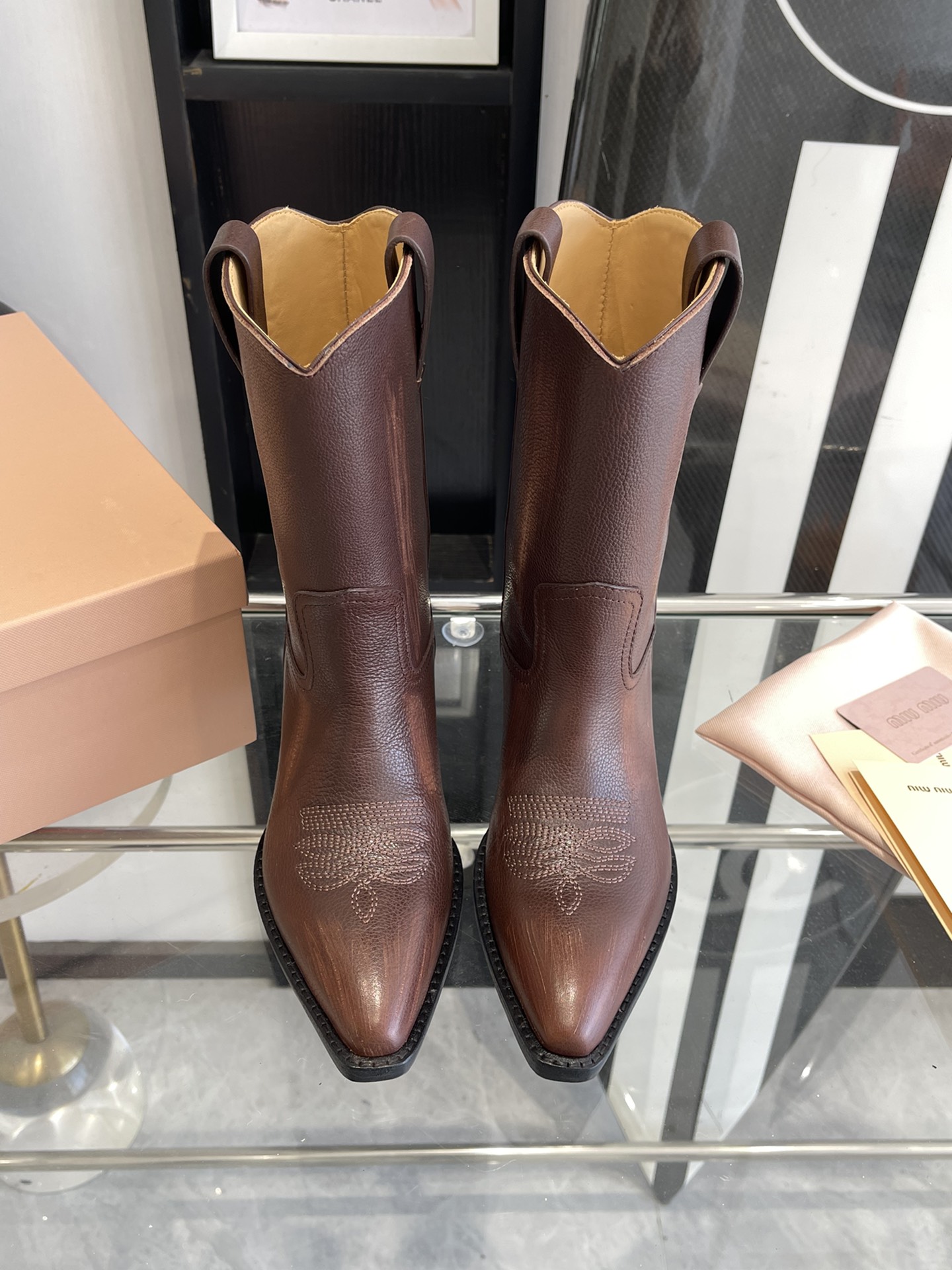 NO:129277,MiuMiu 25 new arrival MiuMiu Show style four season boots retro classic denim motorcycle boots style purchasing level out of stock king hot style slack style limited fashion model A pair of retro old brushed craft retro old brushed craft advanced electric embroidery crafts look good no matter how you wear this year's fashionista favorite. Super heavy every pair is unique brushed old retro effect. Injection molded leather big sole fabric imported cowhide inner imported cowhide inner heel height 5.5cm digit 35-40 (40 custom made without return or replacement), boots, miumiu, boots, cowhide, Leather soles19860909MiuMiu 25新款 new arrival 缪缪秀款 四季靴 复古经典牛仔机车靴造型 代购级别断货王爆款 造型松弛感限量走秀款一双封神复古做旧拉丝工艺复古做旧 高级电绣工艺 怎么穿都好看今年时髦精最爱 超级重每一双都是独一无二不对寸的拉丝做旧复古效果 注塑真皮大底 面料 进口牛皮 内里 进口牛皮内里跟高5.5cm码数35-40(40订做不退不换）,靴子,miumiu,boots,cowhide,Leather soles,Women's Shoes