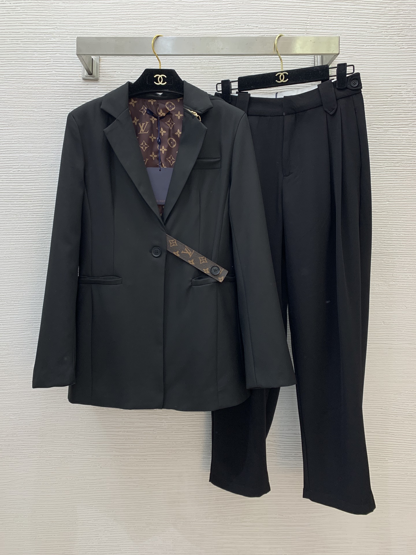 NO:295606,Pants top number D25010397 LOUIS*Dujia LV new fashionable and personalized suit two-piece set!  Classic presbyterian logo printed lined with belt buckle decorative suit jacket loose and versatile high-waisted carrot pants trousers!  Black, (M size bust 94, sleeve length 62, clothing length 73; waist 68, trousers length 96), louis vuitton,louis vuitton,louis vuitton,louis vuitton,jackets & coats,business suit,alexander wang19860909裤子上衣款号D25010397 LOUIS*驴家LV新款时尚个性西服两件套装！经典老花logo印花内衬皮带扣装饰西装外套宽松百搭高腰萝卜裤西裤！黑色,（M码胸围94,袖长62,衣长73；裤腰围68,裤长96）,,louis vuitton,louis vuitton,louis vuitton,louis vuitton,jackets & coats,business suit,alexander wang,Women's clothing