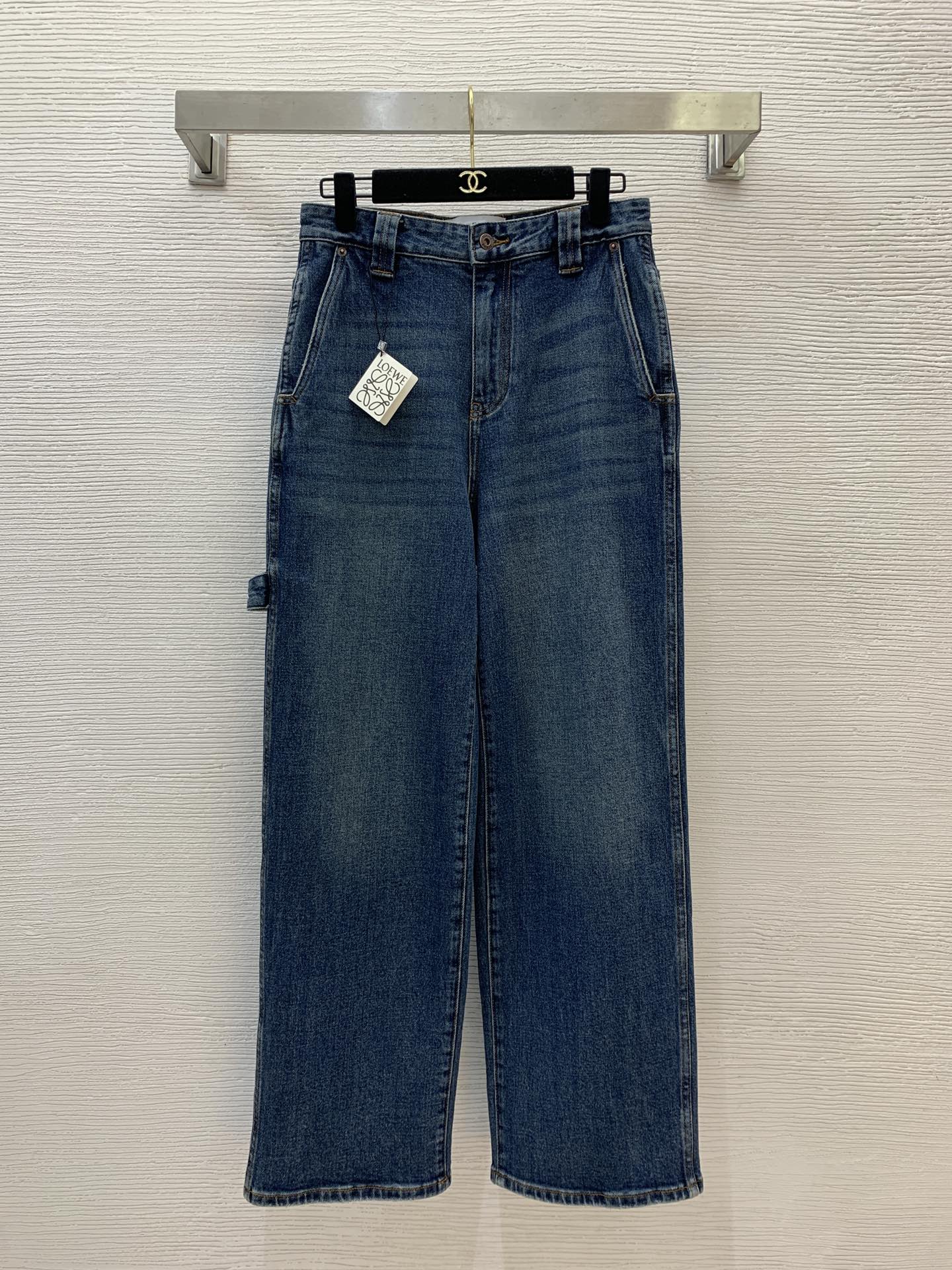NO:295627,Model number D25010273 LOEW* newest high-end custom washed denim cotton, original letter logo button rear hip pocket logo iron diamond decoration Loose and fashionable wide-leg jeans!  26.27.28.29.30 (28 size waist 72, trousers length 104 fabric with elasticity), loewe, jeans, alexander wang19860909款号D25010273 LOEW*新款 高端定制水洗牛仔棉、原版字母logo纽扣后臀口袋标志烫钻装饰 宽松时尚阔腿牛仔裤！26.27.28.29.30（28码腰围72,裤长104面料有弹力）,,loewe,jeans,alexander wang,Women's clothing