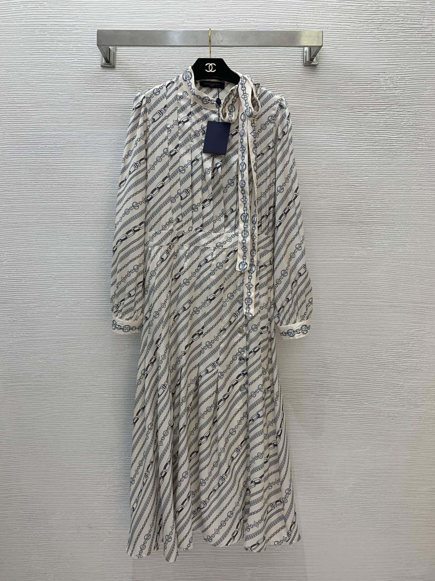 NO:295614,Model number D25010348 LOUIS*Doujia LV new custom twill satin emulated silk fabric, chain lock press printed bow ribbon buckle placket waist-closed pleated skirt with long sleeve stand collar dress!  (M size bust 100~104, sleeve length 65, waist 80, skirt length 126),,louis vuitton,louis vuitton,louis vuitton,louis vuitton,skirts,real silk,silk fabric,alexander wang19860909款号D25010348 LOUIS*驴家LV新款定制斜纹绸缎仿真丝面料、链条锁扣印花蝴蝶结飘带系扣门襟收腰显瘦压褶裙摆长袖立领连衣裙！（ M码 胸围100～104,袖长65,腰围80,裙长126）,,louis vuitton,louis vuitton,louis vuitton,louis vuitton,skirts,real silk,silk fabric,alexander wang,Women's clothing