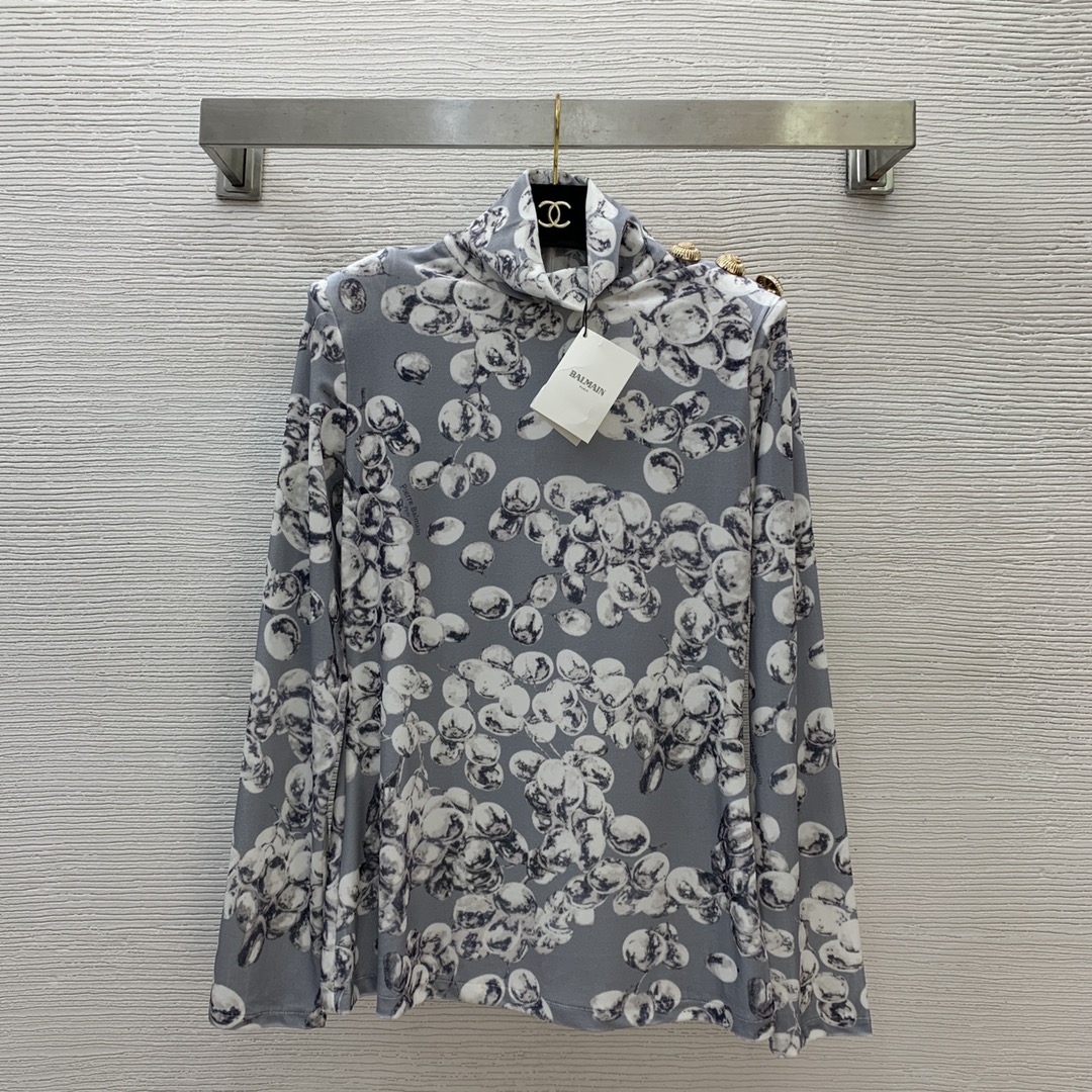 NO:295594,Model number D25010338 Balmai* 25SS new model threaded gold buckle eavesaw embellished with printed elastic slim high neck long-sleeved velvet base shirt top!  Blue and white, black and gold, (M size bust 88, sleeve length 61, clothing length 64), balmain, balmain, alexander wang19860909款号D25010338 Balmai*巴尔曼25SS新款 螺纹金扣肩章装饰满身印花弹力修身显瘦高领长袖丝绒打底衫上衣！蓝白色、黑金色、（M码胸围88,袖长61,衣长64）,,balmain,balmain,alexander wang,Women's clothing