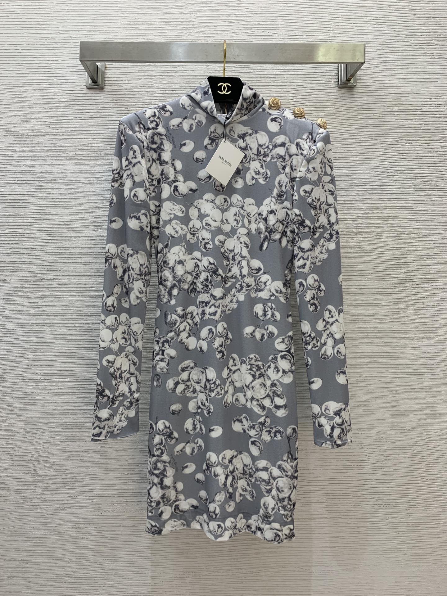 NO:295590,Model number D25010375 Balmai* 25SS new model, threaded large gold buckle ejection, decorated with a full body with elastic slim fit and long-sleeved velvet dress!  Blue and white, black and gold, pure black, (M size bust 82, sleeve length 66, waist 70, clothing length 92), balmain, balmain, skirts, alexander wang19860909款号D25010375 Balmai*巴尔曼25SS新款 螺纹大金扣肩章装饰满身印花弹力修身显瘦长袖丝绒连衣裙！蓝白色、黑金色、纯黑色、（M码胸围82,袖长66,腰围70,衣长92）,,balmain,balmain,skirts,alexander wang,Women's clothing