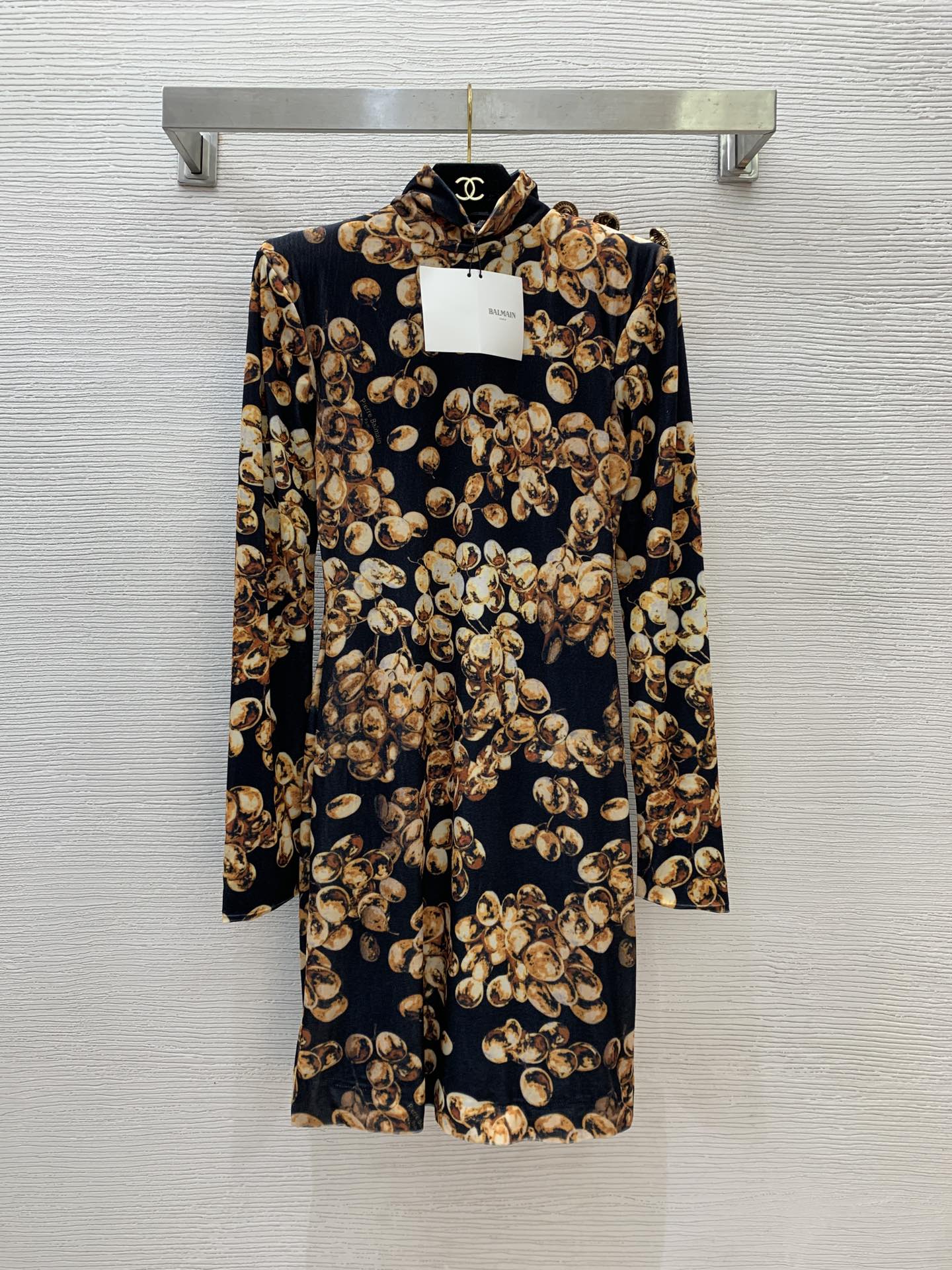 NO:295586,Model number D25010375 Balmai* 25SS new model, threaded large gold buckle ejection, decorated with a full body with elastic slim fit and long-sleeved velvet dress!  Blue and white, black and gold, pure black, (M size bust 82, sleeve length 66, waist 70, clothing length 92), balmain, balmain, skirts, alexander wang19860909款号D25010375 Balmai*巴尔曼25SS新款 螺纹大金扣肩章装饰满身印花弹力修身显瘦长袖丝绒连衣裙！蓝白色、黑金色、纯黑色、（M码胸围82,袖长66,腰围70,衣长92）发,,balmain,balmain,skirts,alexander wang,Women's clothing