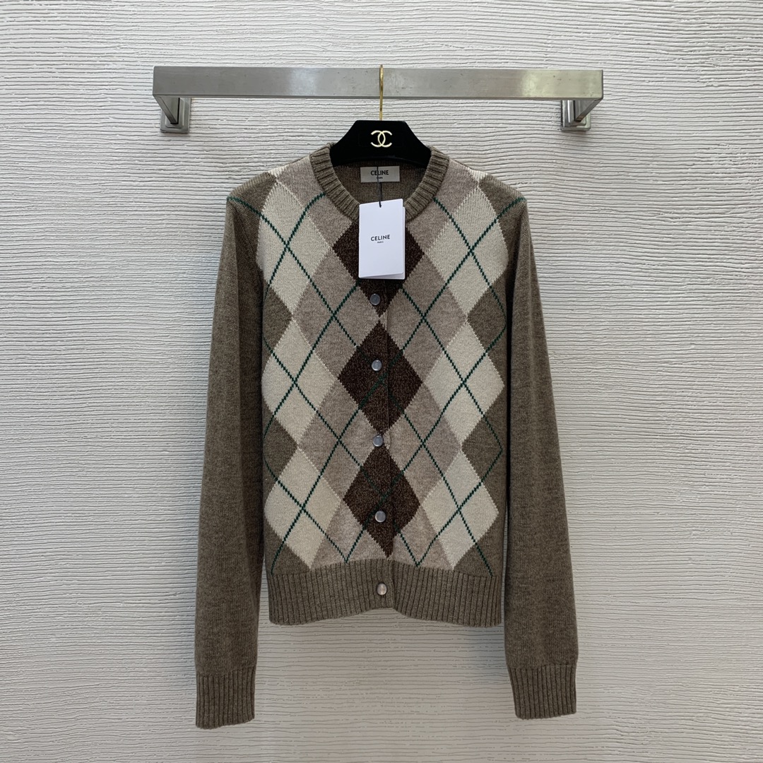 NO:307173,Model number D25010657 Celin* new high-end custom Arc de Triomphe logo button contrasting diamond round neck long sleeve knitted cardigan top!  (M size bust 100, sleeve length 64, clothing length 59), celine, alexander wang19860909款号D25010657 Celin*思琳新款 高端定制凯旋门logo纽扣撞色菱格圆领长袖针织开衫上衣！（M码胸围100,袖长64,衣长59）,,celine,alexander wang,Women's clothing