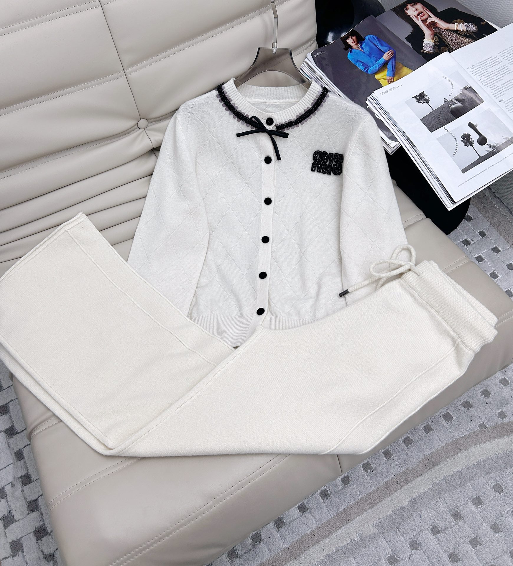 NO:294562,Tops and pants FW autumn and winter latest, recommended wool bead-collar sweater cardigan trousers, comfortable and skin-friendly~ Delicate and soft~ German mechanism makes it a high-density effect!  The customized buttons with mold opening are very textured and exquisite!  Not the kind of light and low-end product!  The exquisite bead collar is very effective in modifying the collarbone on the neck. The retro plaid pattern looks super good, and the upper body is invincible and slimming!  !  !  Size SML.,alexander wang19860909上衣裤子FW秋冬最新 重磅推荐的羊毛钉珠领针织衫开衫长裤 触感舒适亲肤～ 细腻柔软～ 德国机制成高密度效果！开模定制的纽扣非常有质感 很精致！不是那种轻飘飘的低端货！精致珠领非常修饰颈部锁骨效果 复古的棱格纹超级好看,上身无敌显瘦！！！尺码SML.,,alexander wang,Women's clothing