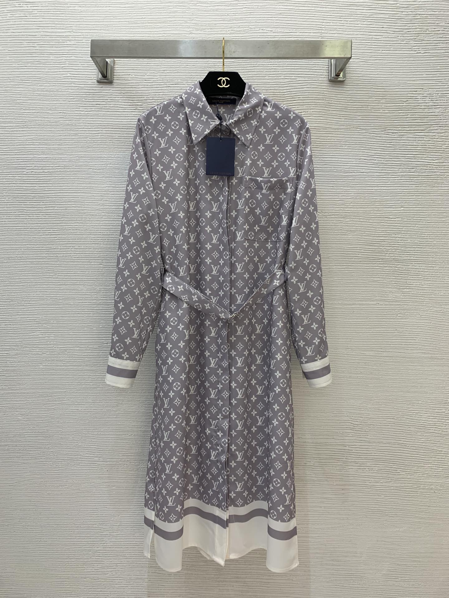 NO:295577,Model number G25010483 LOUIS*Dujia LV new style, presbyterian letter logo printed side skirt with slit design, buckled lapel dress with belt!  (M size front bust 102/104, sleeve length 61, clothing length 111),,louis vuitton,louis vuitton,louis vuitton,louis vuitton,skirts,alexander wang19860909款号G25010483 LOUIS*驴家LV新款 满身老花字母logo印花侧边裙摆开叉设计系扣开襟翻领连衣裙配有腰带！（M码前胸围102/104,袖长61,衣长111）,,louis vuitton,louis vuitton,louis vuitton,louis vuitton,skirts,alexander wang,Women's clothing