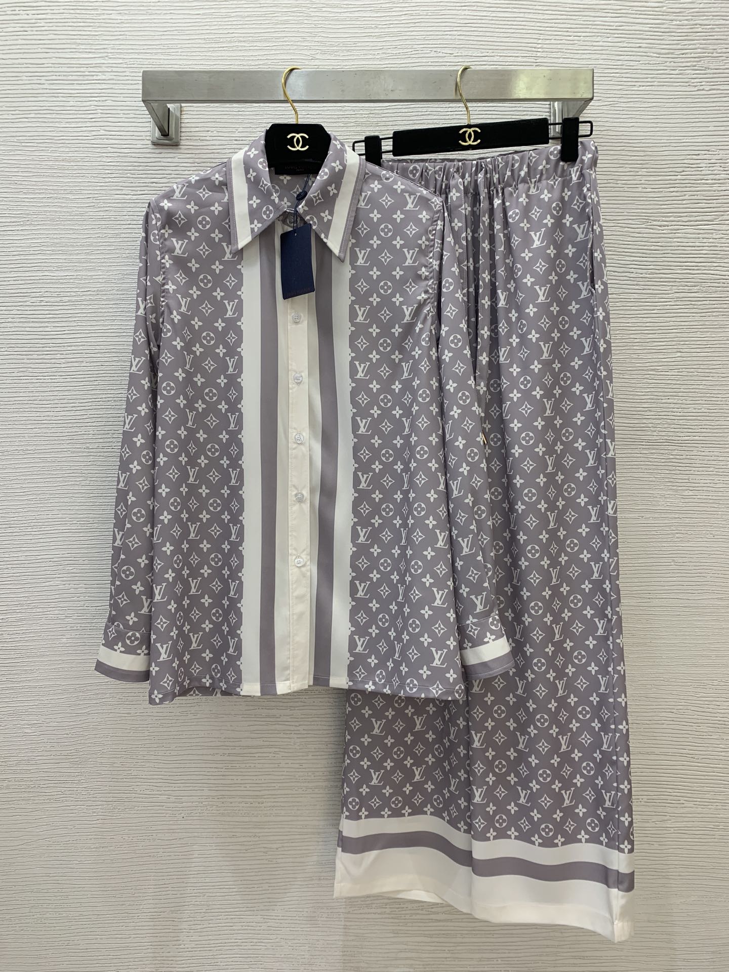 NO:295582,Top and pants number G25010477 LOUIS*Dujia LV new style, old-fashioned letter printing fashion two-piece set!  Original logo button button lapel long-sleeved shirt with drawstring elastic waist casual wide-leg pants and trousers!  (M size front bust 104/, sleeve length 61, clothing length 71; waist circumference 66~76 elastic, pants length 102),,louis vuitton,louis vuitton,louis vuitton,louis vuitton,alexander wang19860909上衣裤子款号G25010477 LOUIS*驴家LV新款 老花字母印花时尚两件套装！原版logo纽扣系扣翻领长袖衬衣搭配抽绳松紧腰休闲阔腿裤长裤！（M码前胸围104/,袖长61,衣长71；腰围66～76松紧,裤长102）,,louis vuitton,louis vuitton,louis vuitton,louis vuitton,alexander wang,Women's clothing