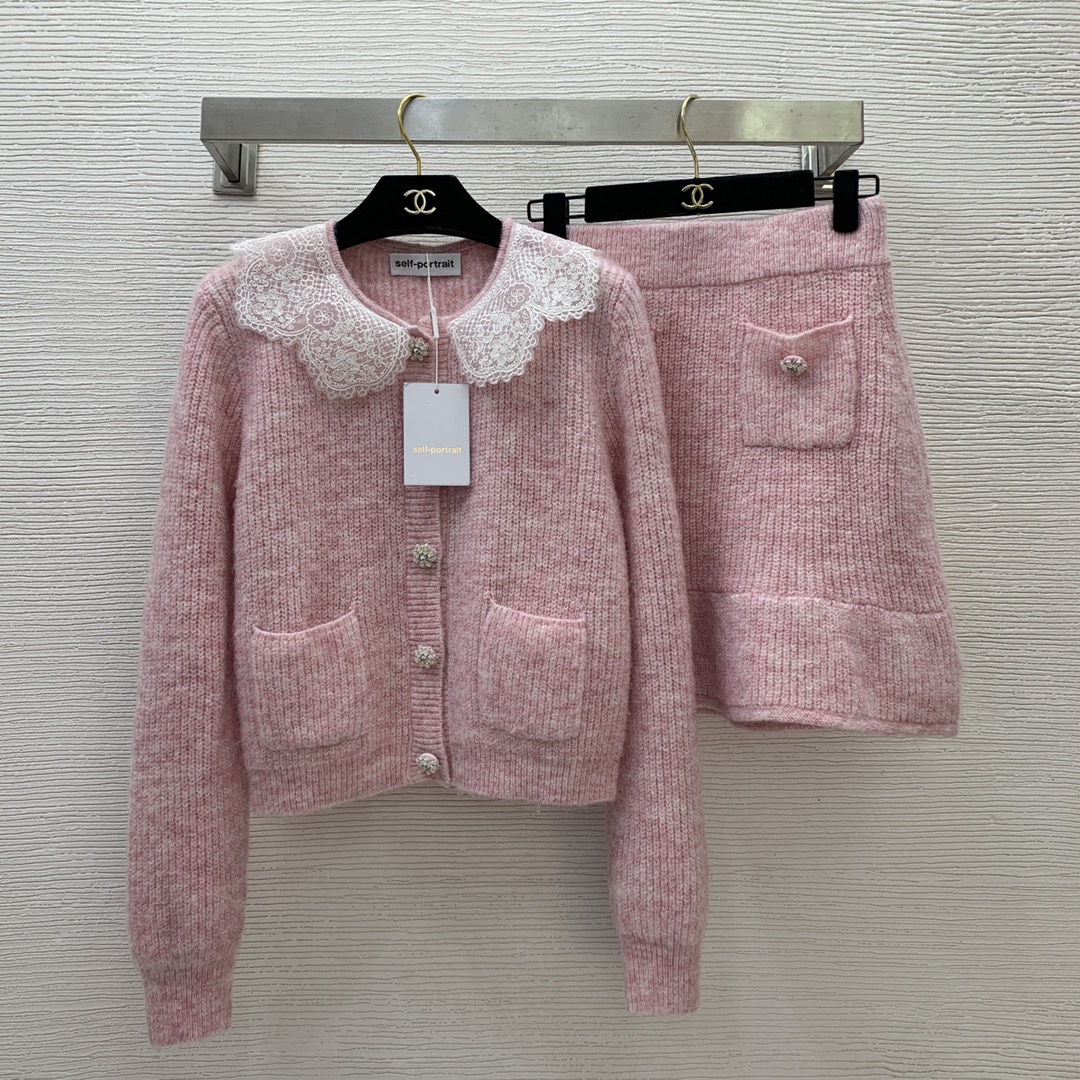 NO:295608,Top skirt number G25010437 Self-portrai* new style, temperament, age-reducing pink and tender knitted two-piece set!  Lace doll collar spliced ​​double pocket short long-sleeved knitted cardigan top ruffled spliced ​​high-waisted A-line short skirt skirt!  (M size bust 98, sleeve length 62, clothing length 48; waist 64 elastic, skirt length 45), skirts, alexander wang19860909上衣半裙款号G25010437 Self-portrai*新款 气质减龄粉嫩针织两件套装！花边娃娃领拼接双口袋短款长袖针织开衫上衣荷叶边拼接高腰a字短裙半身裙！（M码胸围98,袖长62,衣长48；腰围64松紧,裙长45）,,skirts,alexander wang,Women's clothing