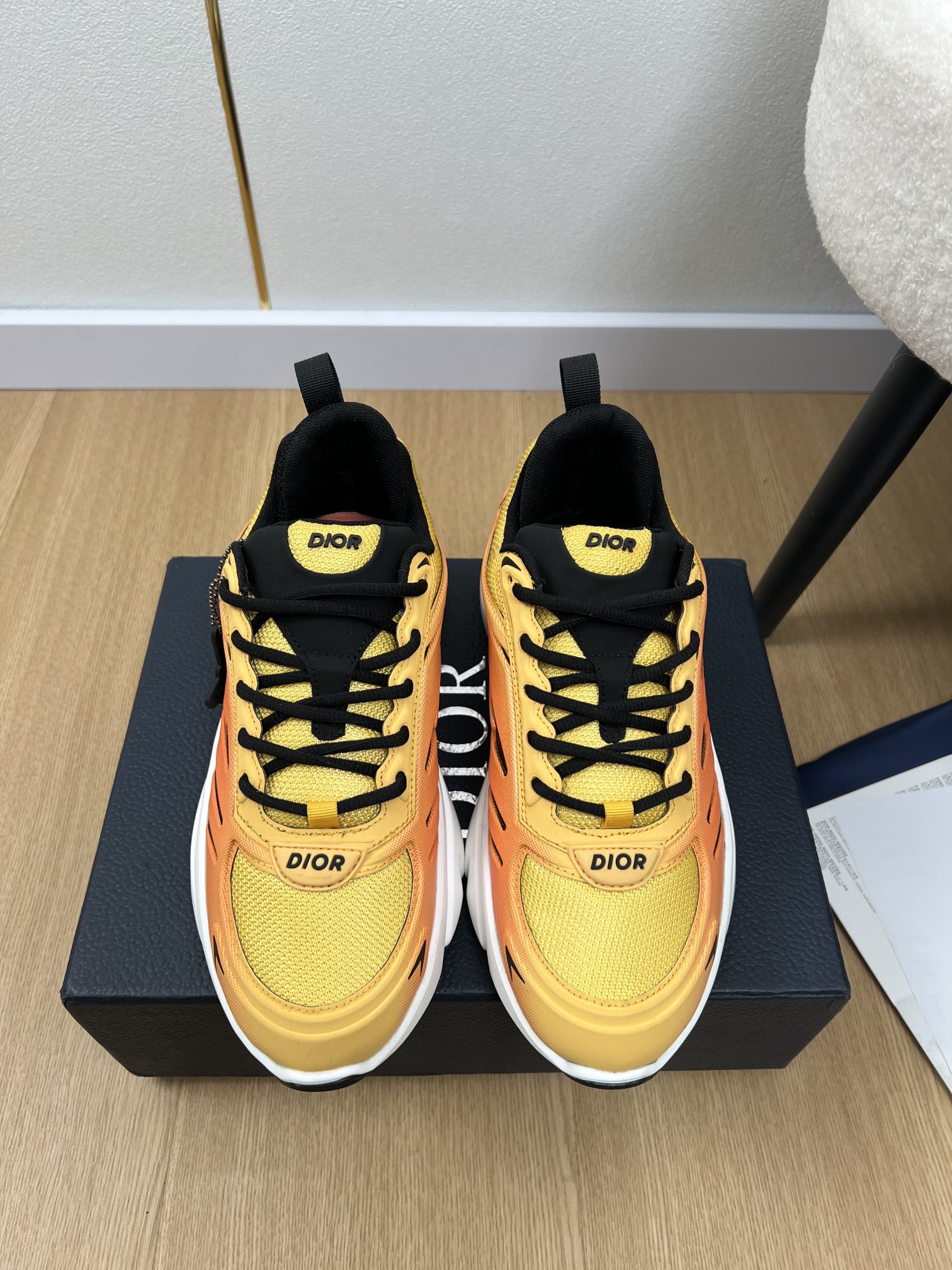 NO:129317,Dior | 2025 D Home 2025 Spring and Summer New Products, the latest hit on the counter B44 Blade Gradient Color Thick-soled Mesh Running Shoes Dad Shoes Casual Sports Shoes Series Original Purchase and Developed Products This Dior B44 Blade Sports Shoes are carefully made of solid color mesh fabrics, matched with technological fabrics of the same tone, and the sole is decorated with contrasting Blade inserts to pay tribute to running sports. The upper, heel and side are all embellished with Dior logos, and the paired with two-color shoelaces make it more exquisite. The back inner padded support design highlights the sports aesthetic style, which can add a modern style to various casual styles. The upper is imported from the top layer cowhide   mesh. The inner lining is original customized breathable inner lining. The original sole is original molded tpu outsole. Heel height is 4.5cm  Size 39-46 (customized by male 45.46), dad shoes, dior, dior, dior, sneakers, cowhide19860909Dior迪奥 | 2025 D家2025春夏新品 专柜最新爆款 B44 Blade 渐变色厚底网面跑鞋老爹鞋休闲运动鞋系列 原版购入开发做货这款迪奥B44 Blade 运动鞋这款采用纯色网眼织物精心制作,搭配同色调科技面料拼接,鞋底饰以对比鲜明的Blade镶片,向跑步运动致敬,鞋面、鞋跟和侧面均点缀以Dior标志,搭配双色鞋带更显精致,后侧内部加垫支撑设计彰显运动审美风格,可为各式休闲造型增添现代风范. 鞋面原版进口头层牛皮 网面 内里原版定制透气内里 大底原版开模tpu大底  跟高4.5cm 码数男39-46（男45.46定制）,老爹鞋,dior,dior,dior,sneakers,cowhide,Women's Shoes