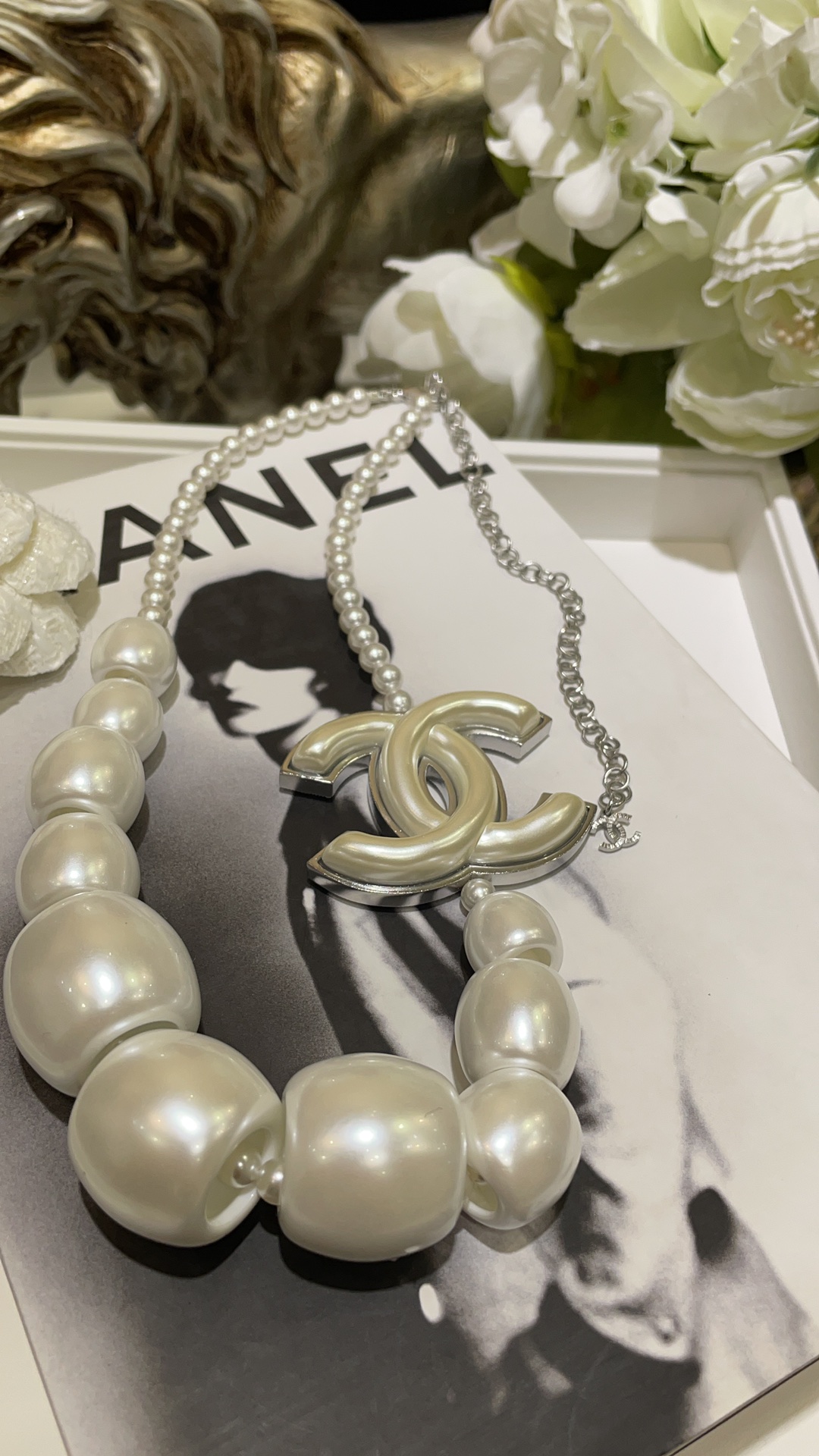 NO:631144,88300, today’s new product, super large logo 25C new pearlescent white double C gradient pearl necklace, super large pearlescent white double C with large pearl chain, it is so eye-catching. The large pearl is hollow and not heavy. Suitable for cool girls who like exaggerated style, Bai Fumei. Z consistent brass material. Customized pearls. Buy and earn. Necklace with packaging box, necklace, Cartier high-end jewelry1986090988300,今日新品超大logo 25C新款珠光白色双C渐变珍珠项链 超大珠光白双C搭配大珍珠链条 简直太吸睛了大珍珠是空心的不重 适合喜欢夸张风格的酷girl白富美 z一致黄铜材质 定制珍珠 买到赚到 项链带包装盒,,necklace,卡迪亚高端饰品,Jewelry