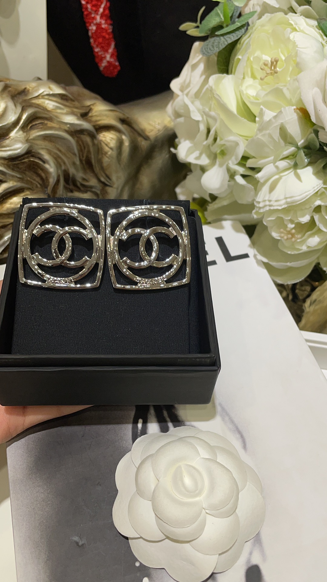 NO:765035,88200 Today's new products are large size earrings. 25C new silver hollow double C hollow round square earrings. Simple, very advanced, silver color and cool. Large size upper ear, small face. Must-have for hot girls, white and rich girls. z consistent brass material, Cartier high-end jewelry1986090988200今日新品大尺寸耳钉 25C新款银色镂空双C镂空圆形方块耳钉 简简单单非常高级银色系很酷 大尺寸上耳显脸小 辣妹白富美们必入 z一致黄铜材质,,卡迪亚高端饰品,Jewelry