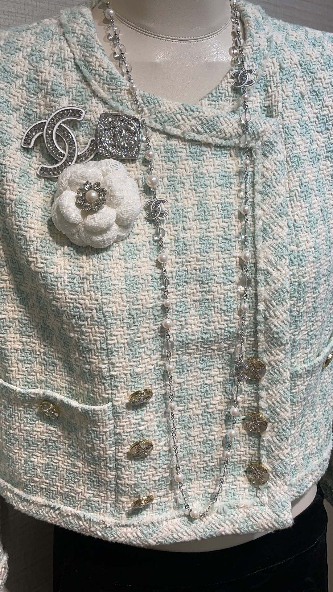 NO:104534,Today's new sweater chain 25C new white enamel rhinestone double C pearl necklace sweater chain White enamel x full diamond super flash, clear and eye-catching, long chain design with transparent pearl x pearl, super exquisite detail workmanship, very rich and rich temperament, Chanel necklace, chanel, sweaters, necklace19860909今日新品毛衣链 25C新款白色珐琅水钻双C珍珠项链毛衣链 白色珐琅x满钻超级闪 清透又吸睛 搭配透明珠x珍珠的长链条设计 细节做工超级精致 非常有富家千金气质,香奈儿项链,chanel,sweaters,necklace,Jewelry