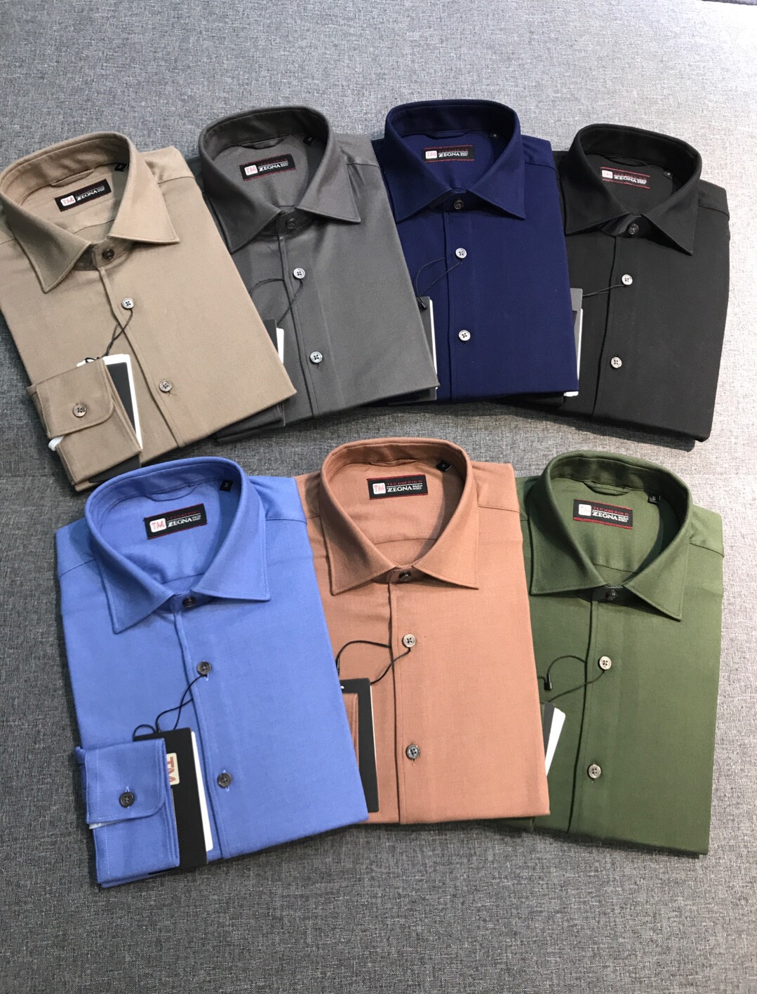 NO:607094,[New product] EZ family men's high-end business casual wool blended long-sleeved shirt, Hong Kong foreign company channel product, F/W new autumn and winter product, top platinum level product, original Italian product, high-end TECHMERINO trump card series!  High performance comfortable fabric!  !  The high-end first-line ready-to-wear 'Naples' classic craftsmanship series, the overall design is presented in a minimalist way, without too many element patterns to decorate and close the body. This is exactly the ultimate luxury and high-end sense pursued by top luxury brands. On the contrary, it conquers and delights through fabrics, tailoring and craftsmanship details!  A high-quality and high-end shirt is always a rare item for men, and it is also a very valuable item for investment. This shirt is perfect in terms of design, fabric, craftsmanship, details, and appearance. The buttonholes, buttoning, ironing and other processes are all completed independently by a female worker. It is made in strict accordance with Italian craftsmanship standards. It is truly a work of ingenuity!  The high-quality merino wool fabric produced by the EZ family in Australia is custom-woven and dyed through the tailoring process of the old Italian workshop. The fabric has first-class texture, excellent texture and luster, and a slightly luxurious feel. It is very delicate and soft, and the comfort is self-evident. It has excellent skin-friendly experience, excellent breathability, and high-fiber velvet feel, which provides extremely high healing properties, good warmth retention and cold protection effects, and non-iron processing, which is extremely anti-wrinkle!  The details are exquisite and exquisite. Each button made of custom-supplied deep-sea mother-of-pearl exudes natural luster. The stitching is perfectly matched and strives for excellence. The color is versatile and can be matched with any body shape. It can easily dominate a variety of occasions. It is perfect whether worn inside or on its own!  Classy and stylish!  !  It can be perfectly used for business commuting and outings for leisure. It is an excellent item for urban elite white-collar workers who pursue taste and quality!  Sizes S-XXL S, shoulder width 45, bust 102, sleeve length 62, clothing length 73, shirts, alexander wang19860909【新品】EZ家族男士高端商务休闲羊毛混纺长袖衬衫,香港洋行渠道货,F/W秋冬新品,顶尖白金级臻品,意大利原厂出品,高端TECHMERINO王牌系列！高性能舒适面料！！ 高级一线成衣“那不勒斯“工艺经典系列,通体的设计以极简方式呈现,没有过多的元素图案来修饰及傍身,而这恰恰是顶奢品牌所追求的极致奢华与高级感,相反通过面料和剪裁以及工艺细节来征服取悦！ 一款上等且高级的衬衫,对于男人来说永远是稀缺品,亦是非常具有投资意义的单品,该款衬衫无论从设计、面料、工艺、细节、品相方面都堪称完美,扣眼、上扣、熨烫等工序都由一个女工独立完成,严格按照意大利工艺标准制作,实为匠心之作！ 客供EZ家族澳洲圈养所产出的上乘美利奴羊毛面料,经意大利本土老牌工坊成衣工序定织定染而成,面料质感一流,肌理光泽感极好,微微透着奢华感,非常细腻柔软,舒适度不言而喻,亲肤性绝佳体验,透气性亦极好,高纤维绒感,赋予了极高的治愈型,保暖性及御寒效果佳,免烫工艺处理,抗皱性极强！ 细节精湛考究,客供深海母贝打造的纽扣,每一粒都散发着天然的光泽,走线严丝合缝,精益求精,配色万能百搭,驾驭任何身型,可轻松主导多种场合,无论内搭还是单穿都极尽出彩！有品有调！！商务通勤及出街休闲皆可完美驾驭,都市精英白领追求品位及品质的绝佳单品！尺码S-XXL S码 肩宽45 胸围102 袖长62 衣长73,,shirts,alexander wang,Men's clothing