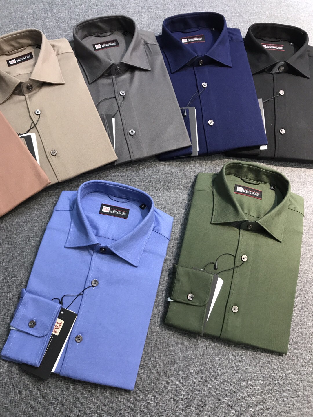 NO:607089,[New product] - EZ family men's high-end business casual wool blended long-sleeved shirt, Hong Kong foreign company channel product, F/W new autumn and winter product, top platinum level product, original product from Italy, high-end TECHMERINO trump card series!  High performance comfortable fabric!  !  The high-end first-line ready-to-wear 'Naples' classic craftsmanship series, the overall design is presented in a minimalist way, without too many element patterns to decorate and close the body. This is exactly the ultimate luxury and high-end sense pursued by top luxury brands. On the contrary, it conquers and delights through fabrics, tailoring and craftsmanship details!  A high-quality and high-end shirt is always a rare item for men, and it is also a very valuable item for investment. This shirt is perfect in terms of design, fabric, craftsmanship, details, and appearance. The buttonholes, buttoning, ironing and other processes are all completed independently by a female worker. It is made in strict accordance with Italian craftsmanship standards. It is truly a work of ingenuity!  The high-quality merino wool fabric produced by the EZ family in Australia is custom-woven and dyed through the tailoring process of the old Italian workshop. The fabric has first-class texture, excellent texture and luster, and a slightly luxurious feel. It is very delicate and soft, and the comfort is self-evident. It has excellent skin-friendly experience, excellent breathability, and high-fiber velvet feel, which provides extremely high healing properties, good warmth retention and cold protection effects, and non-iron processing, which is extremely anti-wrinkle!  The details are exquisite and exquisite. Each button made of custom-supplied deep-sea mother-of-pearl exudes natural luster. The stitching is perfectly matched and strives for excellence. The color is versatile and can be matched with any body shape. It can easily dominate a variety of occasions. It is perfect whether worn inside or on its own!  Classy and stylish!  !  It can be perfectly used for business commuting and outings for leisure. It is an excellent item for urban elite white-collar workers who pursue taste and quality!  Sizes S-XXL S, shoulder width 45, bust 102, sleeve length 62, clothing length 73, shirts, alexander wang19860909【新品】-EZ家族男士高端商务休闲羊毛混纺长袖衬衫,香港洋行渠道货,F/W秋冬新品,顶尖白金级臻品,意大利原厂出品,高端TECHMERINO王牌系列！高性能舒适面料！！ 高级一线成衣“那不勒斯“工艺经典系列,通体的设计以极简方式呈现,没有过多的元素图案来修饰及傍身,而这恰恰是顶奢品牌所追求的极致奢华与高级感,相反通过面料和剪裁以及工艺细节来征服取悦！ 一款上等且高级的衬衫,对于男人来说永远是稀缺品,亦是非常具有投资意义的单品,该款衬衫无论从设计、面料、工艺、细节、品相方面都堪称完美,扣眼、上扣、熨烫等工序都由一个女工独立完成,严格按照意大利工艺标准制作,实为匠心之作！ 客供EZ家族澳洲圈养所产出的上乘美利奴羊毛面料,经意大利本土老牌工坊成衣工序定织定染而成,面料质感一流,肌理光泽感极好,微微透着奢华感,非常细腻柔软,舒适度不言而喻,亲肤性绝佳体验,透气性亦极好,高纤维绒感,赋予了极高的治愈型,保暖性及御寒效果佳,免烫工艺处理,抗皱性极强！ 细节精湛考究,客供深海母贝打造的纽扣,每一粒都散发着天然的光泽,走线严丝合缝,精益求精,配色万能百搭,驾驭任何身型,可轻松主导多种场合,无论内搭还是单穿都极尽出彩！有品有调！！商务通勤及出街休闲皆可完美驾驭,都市精英白领追求品位及品质的绝佳单品！尺码S-XXL S码 肩宽45 胸围102 袖长62 衣长73,,shirts,alexander wang,Men's clothing