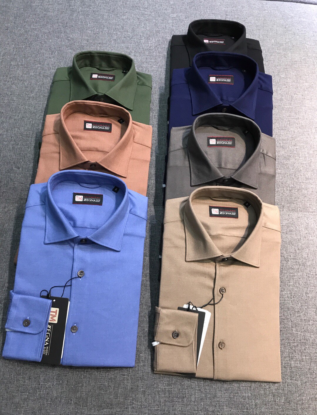 NO:607138,[New product - EZ family men's high-end business casual wool blended long-sleeved shirt, Hong Kong foreign company channel product, F/W new autumn and winter product, top platinum level product, original Italian product, high-end TECHMERINO trump card series!  High performance comfortable fabric!  !  The high-end first-line ready-to-wear 'Naples' classic craftsmanship series, the overall design is presented in a minimalist way, without too many element patterns to decorate and close the body. This is exactly the ultimate luxury and high-end sense pursued by top luxury brands. On the contrary, it conquers and delights through fabrics, tailoring and craftsmanship details!  A high-quality and high-end shirt is always a rare item for men, and it is also a very valuable item for investment. This shirt is perfect in terms of design, fabric, craftsmanship, details, and appearance. The buttonholes, buttoning, ironing and other processes are all completed independently by a female worker. It is made in strict accordance with Italian craftsmanship standards. It is truly a work of ingenuity!  The high-quality merino wool fabric produced by the EZ family in Australia is custom-woven and dyed through the tailoring process of the old Italian workshop. The fabric has first-class texture, excellent texture and luster, and a slightly luxurious feel. It is very delicate and soft, and the comfort is self-evident. It has excellent skin-friendly experience, excellent breathability, and high-fiber velvet feel, which provides extremely high healing properties, good warmth retention and cold protection effects, and non-iron processing, which is extremely anti-wrinkle!  The details are exquisite and exquisite. Each button made of custom-supplied deep-sea mother-of-pearl exudes natural luster. The stitching is perfectly matched and strives for excellence. The color is versatile and can be matched with any body shape. It can easily dominate a variety of occasions. It is perfect whether worn inside or on its own!  Classy and stylish!  !  It can be perfectly used for business commuting and outings for leisure. It is an excellent item for urban elite white-collar workers who pursue taste and quality!  Size S-XXL S, shoulder width 45, bust 102, sleeve length 62, clothing length 73, shirts, alexander wang19860909【新品-EZ家族男士高端商务休闲羊毛混纺长袖衬衫,香港洋行渠道货,F/W秋冬新品,顶尖白金级臻品,意大利原厂出品,高端TECHMERINO王牌系列！高性能舒适面料！！ 高级一线成衣“那不勒斯“工艺经典系列,通体的设计以极简方式呈现,没有过多的元素图案来修饰及傍身,而这恰恰是顶奢品牌所追求的极致奢华与高级感,相反通过面料和剪裁以及工艺细节来征服取悦！ 一款上等且高级的衬衫,对于男人来说永远是稀缺品,亦是非常具有投资意义的单品,该款衬衫无论从设计、面料、工艺、细节、品相方面都堪称完美,扣眼、上扣、熨烫等工序都由一个女工独立完成,严格按照意大利工艺标准制作,实为匠心之作！ 客供EZ家族澳洲圈养所产出的上乘美利奴羊毛面料,经意大利本土老牌工坊成衣工序定织定染而成,面料质感一流,肌理光泽感极好,微微透着奢华感,非常细腻柔软,舒适度不言而喻,亲肤性绝佳体验,透气性亦极好,高纤维绒感,赋予了极高的治愈型,保暖性及御寒效果佳,免烫工艺处理,抗皱性极强！ 细节精湛考究,客供深海母贝打造的纽扣,每一粒都散发着天然的光泽,走线严丝合缝,精益求精,配色万能百搭,驾驭任何身型,可轻松主导多种场合,无论内搭还是单穿都极尽出彩！有品有调！！商务通勤及出街休闲皆可完美驾驭,都市精英白领追求品位及品质的绝佳单品！尺码S-XXL S码 肩宽45 胸围102 袖长62 衣长73,,shirts,alexander wang,Men's clothing