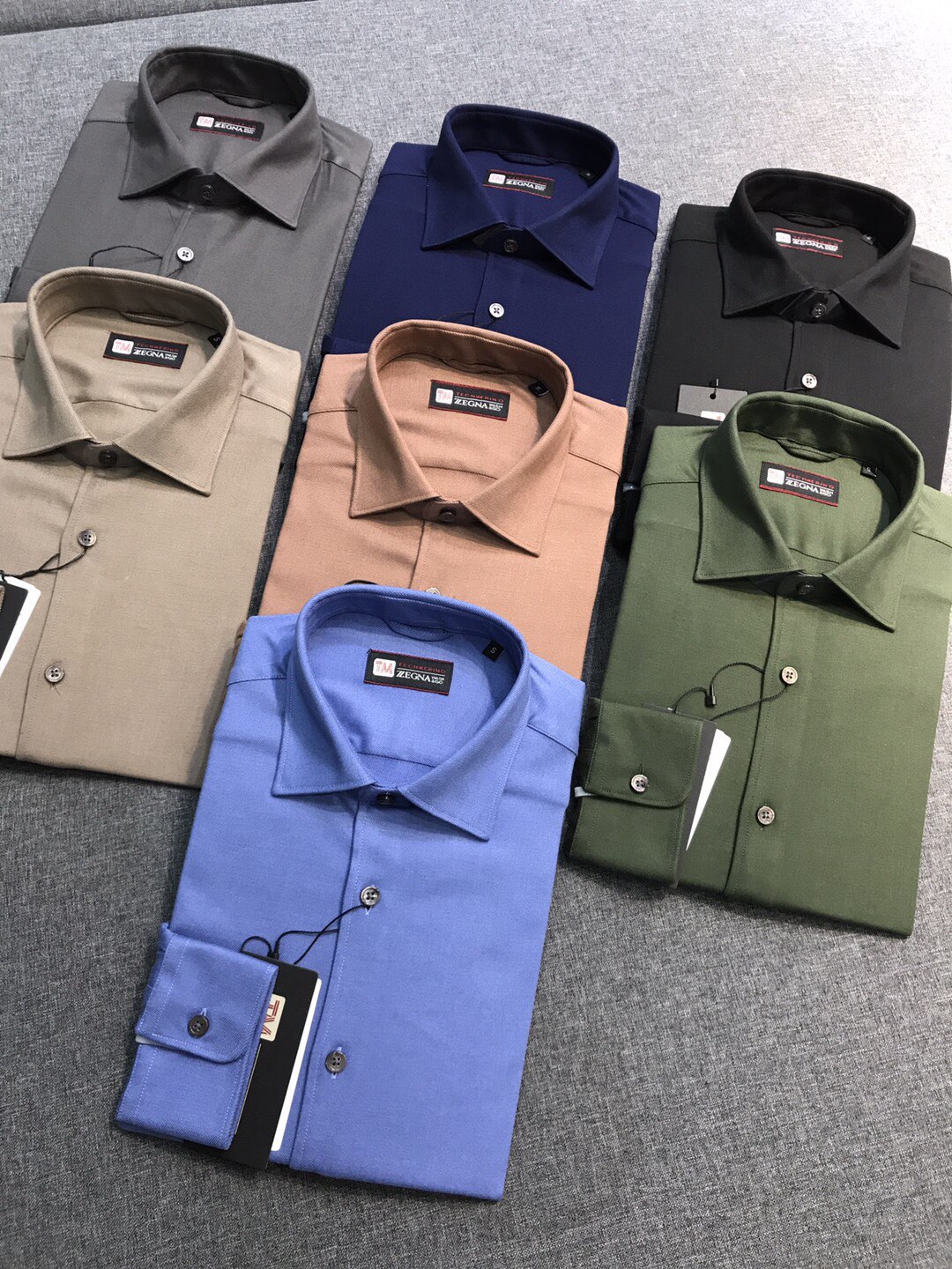 NO:607132,[New product] - EZ family men's high-end business casual wool blended long-sleeved shirt, Hong Kong foreign company channel product, F/W new autumn and winter product, top platinum level product, original product from Italy, high-end TECHMERINO trump card series!  High performance comfortable fabric!  !  The high-end first-line ready-to-wear 'Naples' classic craftsmanship series, the overall design is presented in a minimalist way, without too many element patterns to decorate and close the body. This is exactly the ultimate luxury and high-end sense pursued by top luxury brands. On the contrary, it conquers and delights through fabrics, tailoring and craftsmanship details!  A high-quality and high-end shirt is always a rare item for men, and it is also a very valuable item for investment. This shirt is perfect in terms of design, fabric, craftsmanship, details, and appearance. The buttonholes, buttoning, ironing and other processes are all completed independently by a female worker. It is made in strict accordance with Italian craftsmanship standards. It is truly a work of ingenuity!  The high-quality merino wool fabric produced by the EZ family in Australia is custom-woven and dyed through the tailoring process of the old Italian workshop. The fabric has first-class texture, excellent texture and luster, and a slightly luxurious feel. It is very delicate and soft, and the comfort is self-evident. It has excellent skin-friendly experience, excellent breathability, and high-fiber velvet feel, which provides extremely high healing properties, good warmth retention and cold protection effects, and non-iron processing, which is extremely anti-wrinkle!  The details are exquisite and exquisite. Each button made of custom-supplied deep-sea mother-of-pearl exudes natural luster. The stitching is perfectly matched and strives for excellence. The color is versatile and can be matched with any body shape. It can easily dominate a variety of occasions. It is perfect whether worn inside or on its own!  Classy and stylish!  !  It can be perfectly used for business commuting and outings for leisure. It is an excellent item for urban elite white-collar workers who pursue taste and quality!  Size S-XXL S, shoulder width 45, bust 102, sleeve length 62, clothing length 73, shirts, alexander wang19860909【新品】-EZ家族男士高端商务休闲羊毛混纺长袖衬衫,香港洋行渠道货,F/W秋冬新品,顶尖白金级臻品,意大利原厂出品,高端TECHMERINO王牌系列！高性能舒适面料！！ 高级一线成衣“那不勒斯“工艺经典系列,通体的设计以极简方式呈现,没有过多的元素图案来修饰及傍身,而这恰恰是顶奢品牌所追求的极致奢华与高级感,相反通过面料和剪裁以及工艺细节来征服取悦！ 一款上等且高级的衬衫,对于男人来说永远是稀缺品,亦是非常具有投资意义的单品,该款衬衫无论从设计、面料、工艺、细节、品相方面都堪称完美,扣眼、上扣、熨烫等工序都由一个女工独立完成,严格按照意大利工艺标准制作,实为匠心之作！ 客供EZ家族澳洲圈养所产出的上乘美利奴羊毛面料,经意大利本土老牌工坊成衣工序定织定染而成,面料质感一流,肌理光泽感极好,微微透着奢华感,非常细腻柔软,舒适度不言而喻,亲肤性绝佳体验,透气性亦极好,高纤维绒感,赋予了极高的治愈型,保暖性及御寒效果佳,免烫工艺处理,抗皱性极强！ 细节精湛考究,客供深海母贝打造的纽扣,每一粒都散发着天然的光泽,走线严丝合缝,精益求精,配色万能百搭,驾驭任何身型,可轻松主导多种场合,无论内搭还是单穿都极尽出彩！有品有调！！商务通勤及出街休闲皆可完美驾驭,都市精英白领追求品位及品质的绝佳单品！尺码S-XXL S码 肩宽45 胸围102 袖长62 衣长73,,shirts,alexander wang,Men's clothing