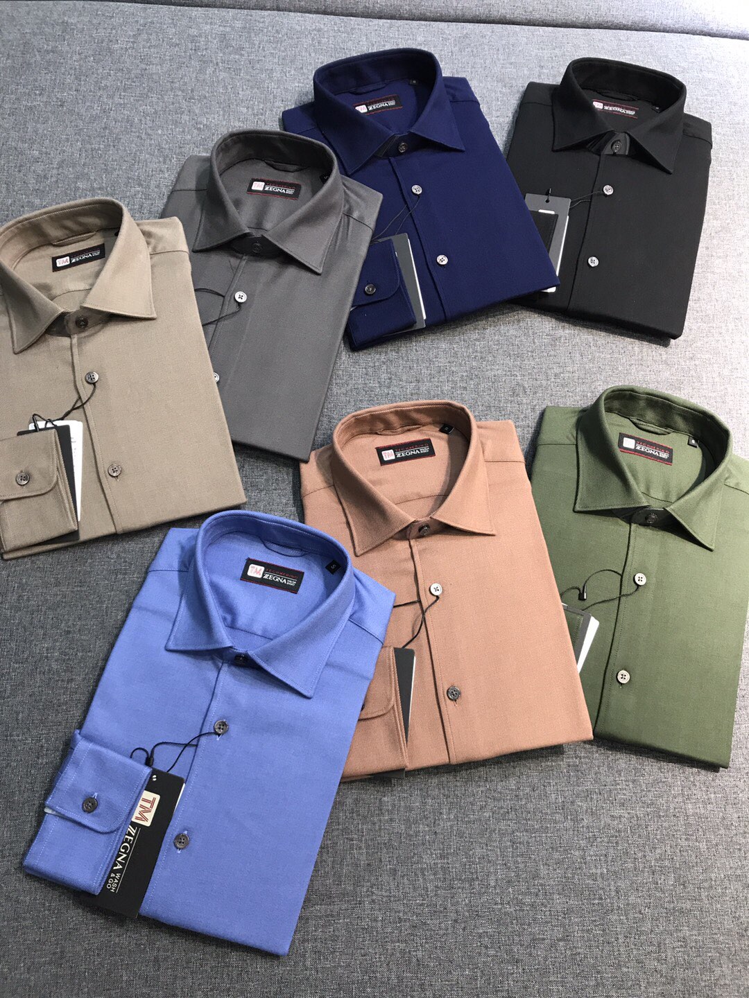 NO:607126,[New product EZ family men's high-end business casual wool blended long-sleeved shirt, Hong Kong foreign company channel goods, F/W new autumn and winter products, top platinum level products, original Italian product, high-end TECHMERINO trump card series!  High performance comfortable fabric!  !  The high-end first-line ready-to-wear 'Naples' classic craftsmanship series, the overall design is presented in a minimalist way, without too many element patterns to decorate and close the body. This is exactly the ultimate luxury and high-end sense pursued by top luxury brands. On the contrary, it conquers and delights through fabrics, tailoring and craftsmanship details!  A high-quality and high-end shirt is always a rare item for men, and it is also a very valuable item for investment. This shirt is perfect in terms of design, fabric, craftsmanship, details, and appearance. The buttonholes, buttoning, ironing and other processes are all completed independently by a female worker. It is made in strict accordance with Italian craftsmanship standards. It is truly a work of ingenuity!  The high-quality merino wool fabric produced by the EZ family in Australia is custom-woven and dyed through the tailoring process of the old Italian workshop. The fabric has first-class texture, excellent texture and luster, and a slightly luxurious feel. It is very delicate and soft, and the comfort is self-evident. It has excellent skin-friendly experience, excellent breathability, and high-fiber velvet feel, which provides extremely high healing properties, good warmth retention and cold protection effects, and non-iron processing, which is extremely anti-wrinkle!  The details are exquisite and exquisite. Each button made of custom-supplied deep-sea mother-of-pearl exudes natural luster. The stitching is perfectly matched and strives for excellence. The color is versatile and can be matched with any body shape. It can easily dominate a variety of occasions. It is perfect whether worn inside or on its own!  Classy and stylish!  !  It can be perfectly used for business commuting and outings for leisure. It is an excellent item for urban elite white-collar workers who pursue taste and quality!  Size S-XXL S, shoulder width 45, bust 102, sleeve length 62, clothing length 73, shirts, alexander wang19860909【新品EZ家族男士高端商务休闲羊毛混纺长袖衬衫,香港洋行渠道货,F/W秋冬新品,顶尖白金级臻品,意大利原厂出品,高端TECHMERINO王牌系列！高性能舒适面料！！ 高级一线成衣“那不勒斯“工艺经典系列,通体的设计以极简方式呈现,没有过多的元素图案来修饰及傍身,而这恰恰是顶奢品牌所追求的极致奢华与高级感,相反通过面料和剪裁以及工艺细节来征服取悦！ 一款上等且高级的衬衫,对于男人来说永远是稀缺品,亦是非常具有投资意义的单品,该款衬衫无论从设计、面料、工艺、细节、品相方面都堪称完美,扣眼、上扣、熨烫等工序都由一个女工独立完成,严格按照意大利工艺标准制作,实为匠心之作！ 客供EZ家族澳洲圈养所产出的上乘美利奴羊毛面料,经意大利本土老牌工坊成衣工序定织定染而成,面料质感一流,肌理光泽感极好,微微透着奢华感,非常细腻柔软,舒适度不言而喻,亲肤性绝佳体验,透气性亦极好,高纤维绒感,赋予了极高的治愈型,保暖性及御寒效果佳,免烫工艺处理,抗皱性极强！ 细节精湛考究,客供深海母贝打造的纽扣,每一粒都散发着天然的光泽,走线严丝合缝,精益求精,配色万能百搭,驾驭任何身型,可轻松主导多种场合,无论内搭还是单穿都极尽出彩！有品有调！！商务通勤及出街休闲皆可完美驾驭,都市精英白领追求品位及品质的绝佳单品！尺码S-XXL S码 肩宽45 胸围102 袖长62 衣长73,,shirts,alexander wang,Men's clothing