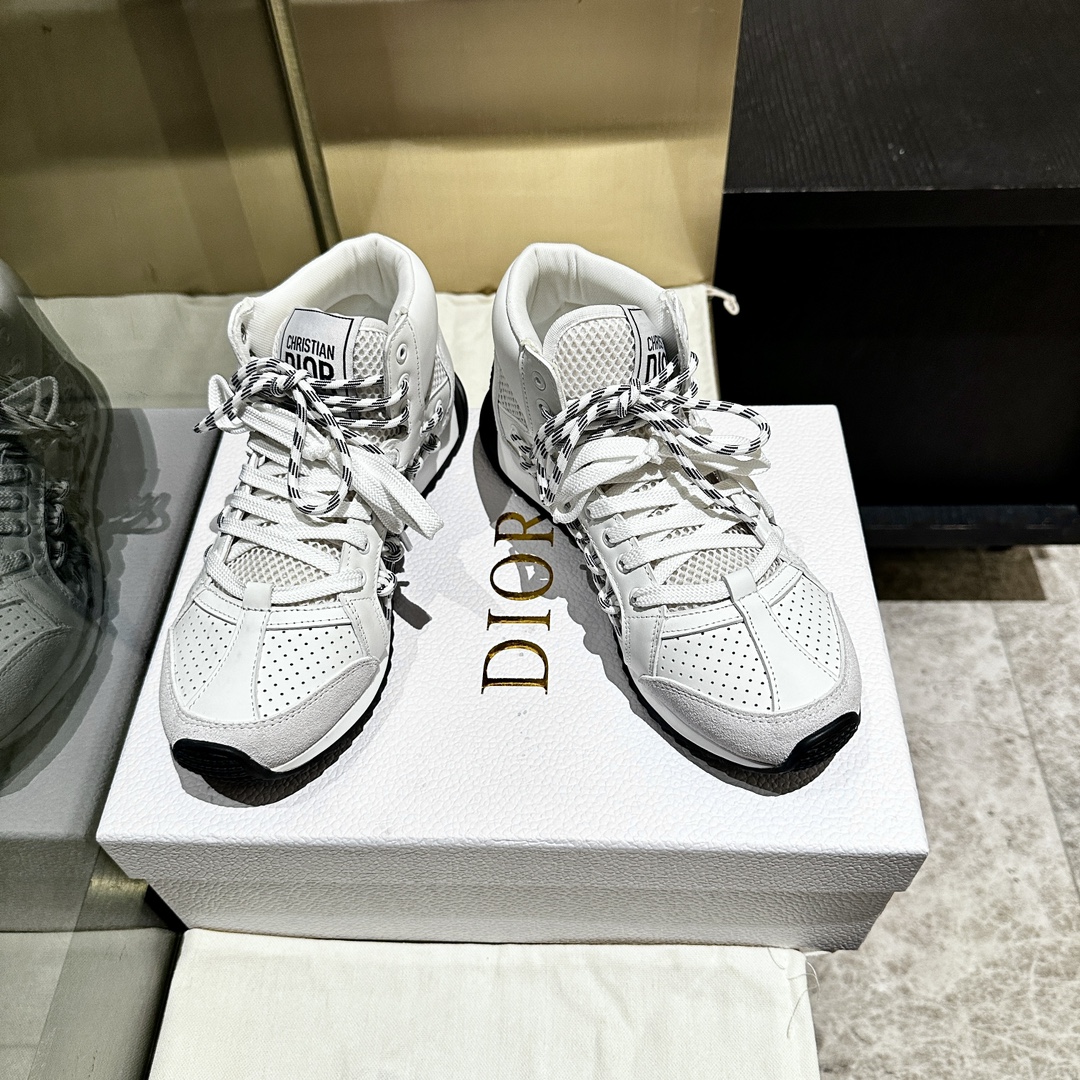 NO:262010,Exclusively available, Gepi, 2025, new series of products, Dior, C'est sneakers show a striking and fashionable style. They are carefully crafted, with the hollowed-out design style on the side of the upper and the exquisite details also add a touch of elegant temperament. The light two-color sole is extremely comfortable and highlights the charm of sports style. It can add fashionable temperament to various casual styles. The tongue and sole are decorated with the Christian Paris logo, Niujing with cowhide design style Women's size 35-40, casual shoes/sports shoes, dior, sneakers, cowhide19860909独家发售,格批、2025、系列新品这款 Dior、C ' est 运动鞋彰显醒目而时尚的风范.精心制作,鞋面侧边镂空设计风格搭配超级时尚,细节也增添一丝优雅气质.轻盈的双色 鞋底舒适非凡,彰显运动风格的魅力.可为各式休闲造型增添时尚气质. 鞋舌和鞋底饰以 Christian Paris 标志,牛京搭配牛皮设计风格 女码35-40,休闲鞋/运动鞋,dior,sneakers,cowhide,Women's Shoes