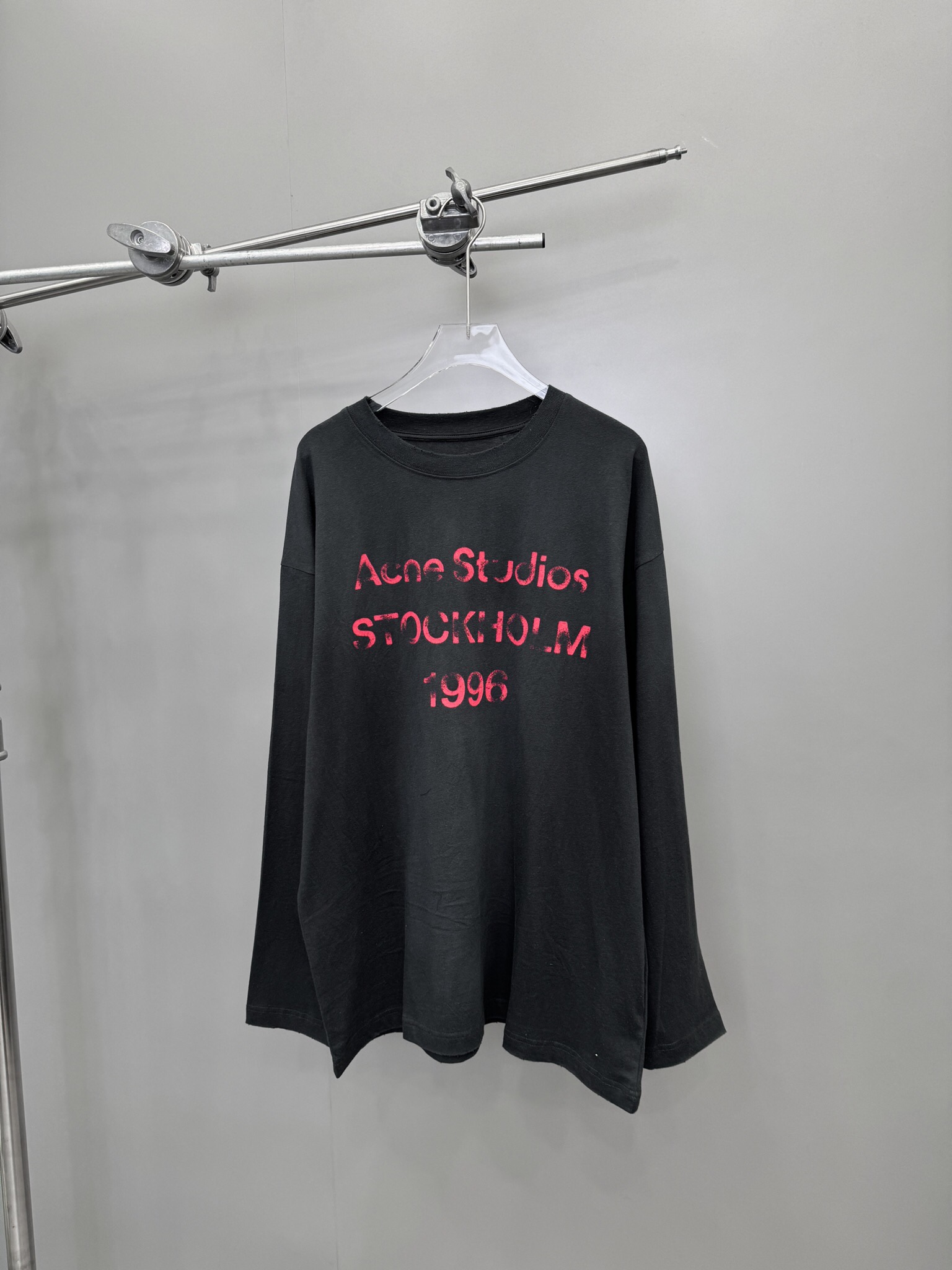 ACNE｜新款长袖t恤，磨毛棉面料柔软细腻肉感十足，整身做旧刷色处理复古时尚，胸前搭配高温水印logo设