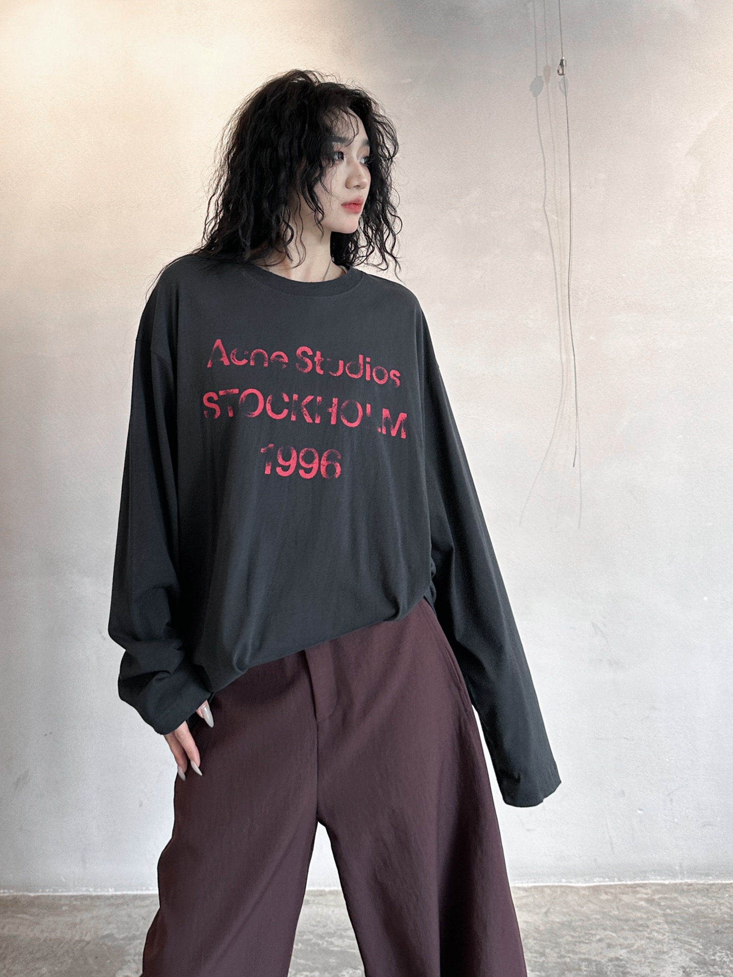 ACNE｜新款长袖t恤，磨毛棉面料柔软细腻肉感十足，整身做旧刷色处理复古时尚，胸前搭配高温水印logo设