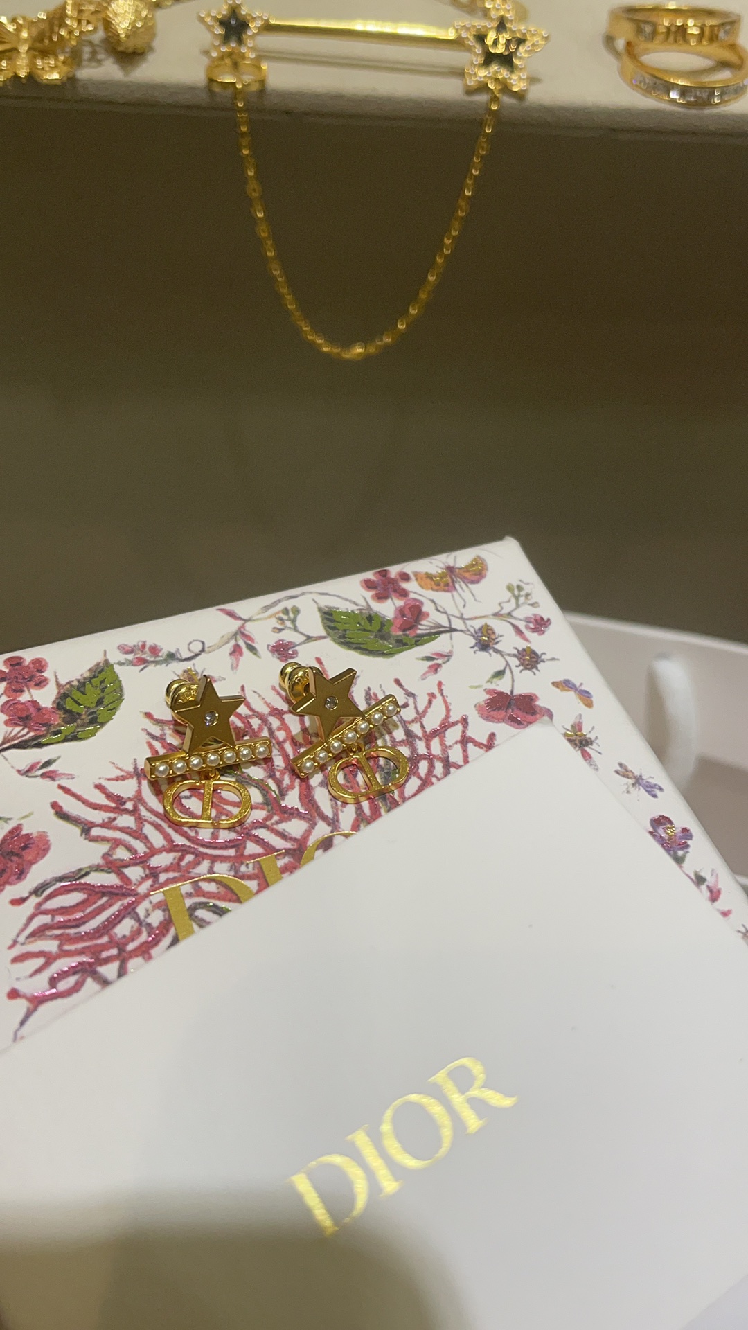 NO:635088,88160 Pearl balance beam arrived today 25 years new gold CD pendant with diamond stars and pearl balance beam ear studs Diamond small star millet bead balance beam CD pendant Smart and cute Fashionable and elegant yet girly The size is very versatile for daily use Anyone who wears it looks good series Z version customization Brass material Swarovski silver phantom diamond ear studs earrings with packaging box, earrings, Cardia high-end jewelry1986090988160今日到货珍珠平衡木 25年新款金色CD吊坠镶钻星星珍珠平衡木耳钉 镶钻小星星小米珠平衡木CD吊坠 灵动又可爱 时髦贵气又少女心 尺寸非常日常百搭 谁戴谁好看系列 z版定制 黄铜材质 施华洛银色魅影钻 耳钉耳环带包装盒,,earrings,卡迪亚高端饰品,Jewelry