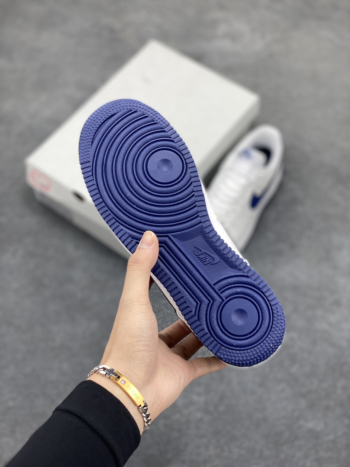 图片[5]-福利特价 Nike Air Force 1 Low 空军一号低帮百搭休闲运动板鞋。柔软、弹性十足的缓震性能和出色的中底设计，横跨复古与现代的外型结合，造就出风靡全球三十多年的Force 1，直到今天还深受青睐。 货号：FJ4146-104 尺码：36 36.5 37.5 38 38.5 39 40 40.5 41 42 42.5 43 44 44.5 45-选品中心