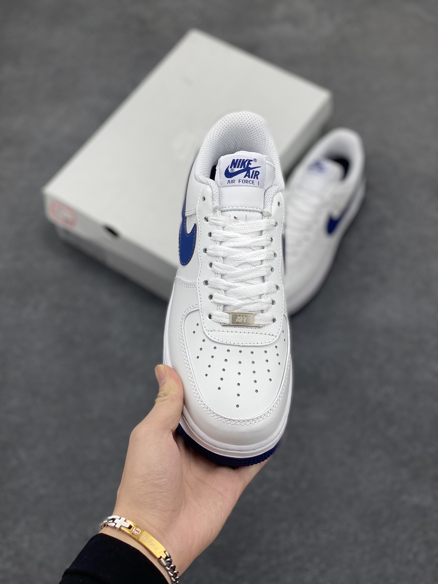 图片[2]-福利特价 Nike Air Force 1 Low 空军一号低帮百搭休闲运动板鞋。柔软、弹性十足的缓震性能和出色的中底设计，横跨复古与现代的外型结合，造就出风靡全球三十多年的Force 1，直到今天还深受青睐。 货号：FJ4146-104 尺码：36 36.5 37.5 38 38.5 39 40 40.5 41 42 42.5 43 44 44.5 45-选品中心