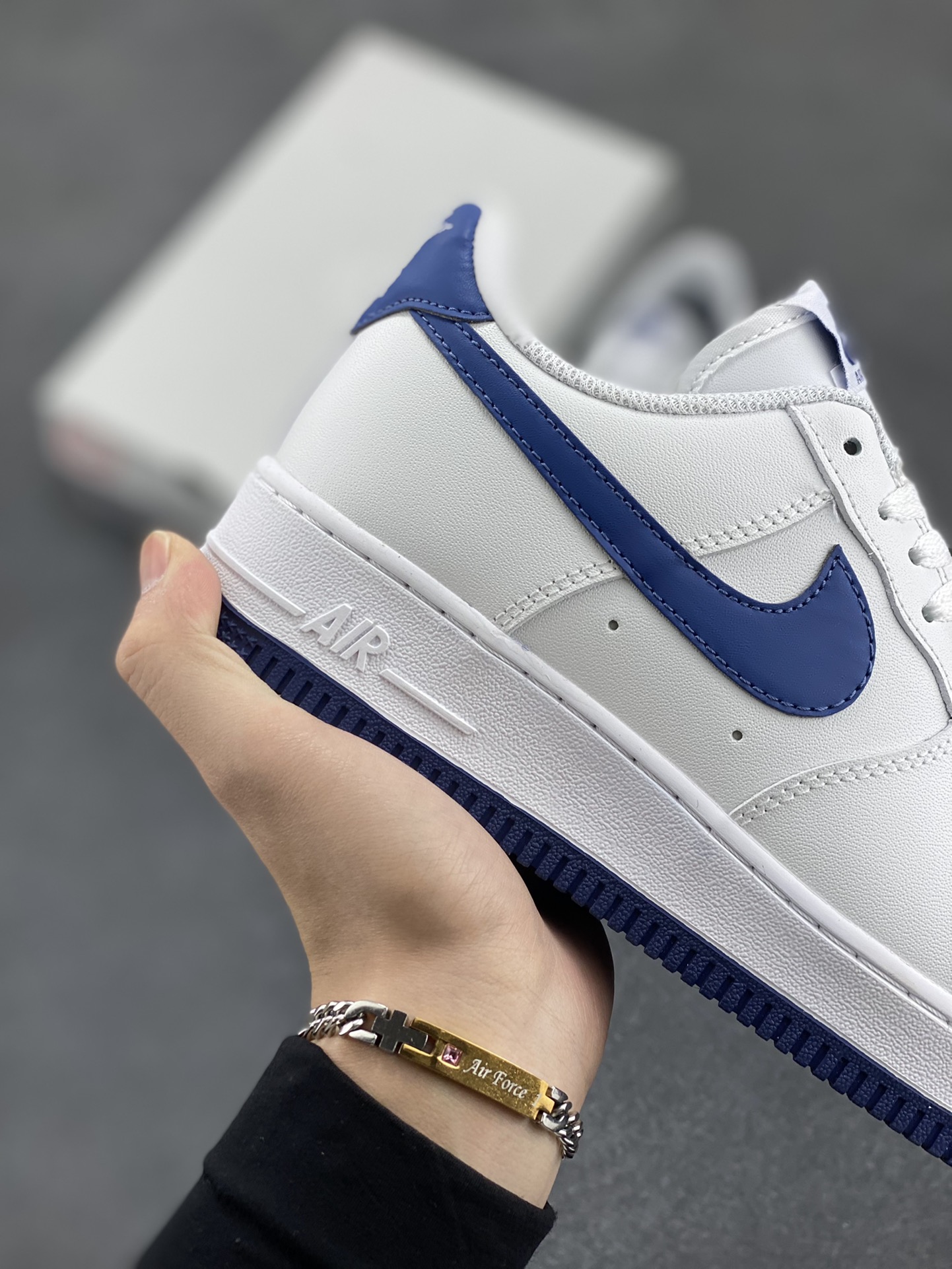 图片[6]-福利特价 Nike Air Force 1 Low 空军一号低帮百搭休闲运动板鞋。柔软、弹性十足的缓震性能和出色的中底设计，横跨复古与现代的外型结合，造就出风靡全球三十多年的Force 1，直到今天还深受青睐。 货号：FJ4146-104 尺码：36 36.5 37.5 38 38.5 39 40 40.5 41 42 42.5 43 44 44.5 45-选品中心